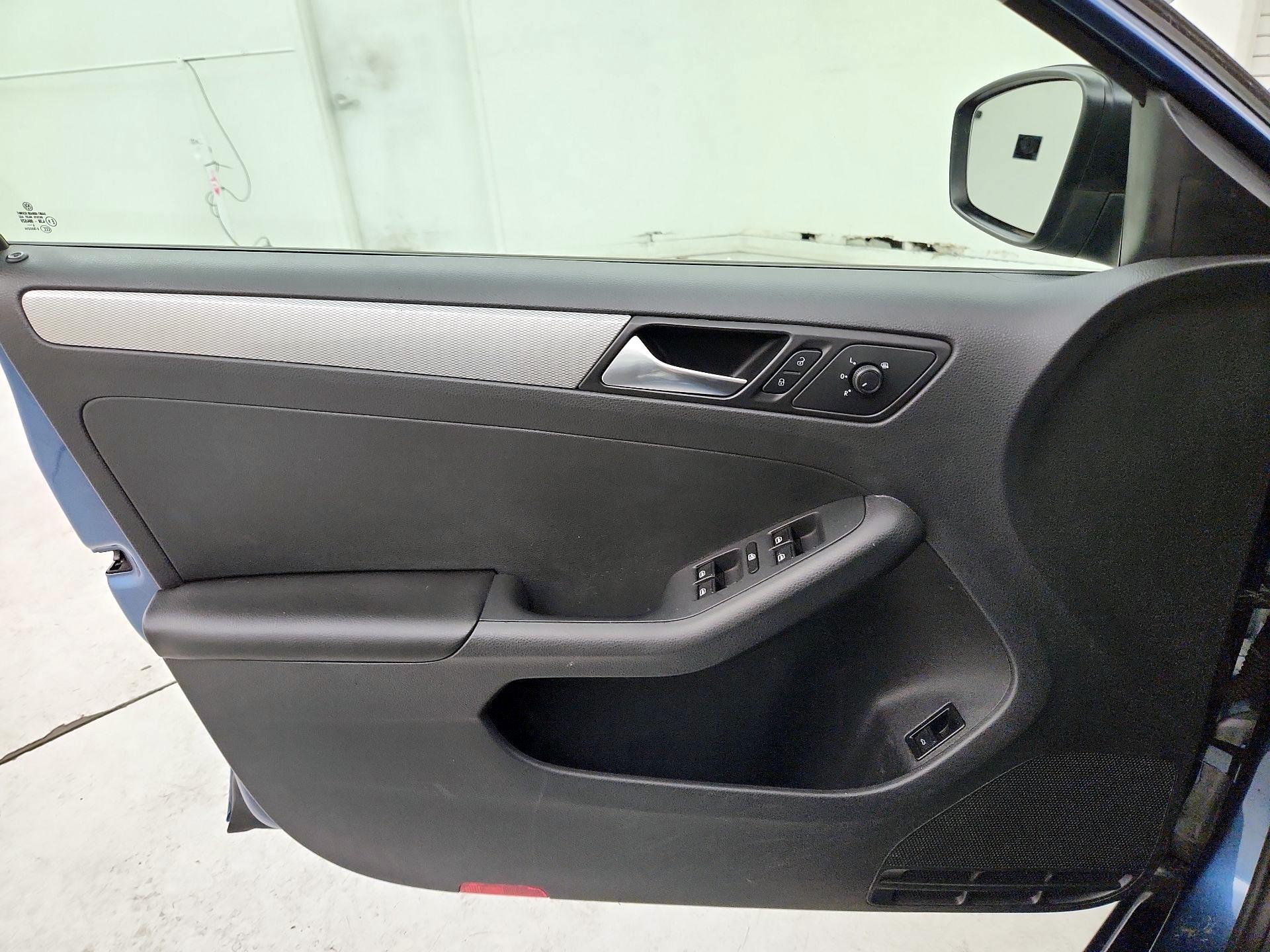 Thumbnail: 2015 Volkswagen Jetta - 12