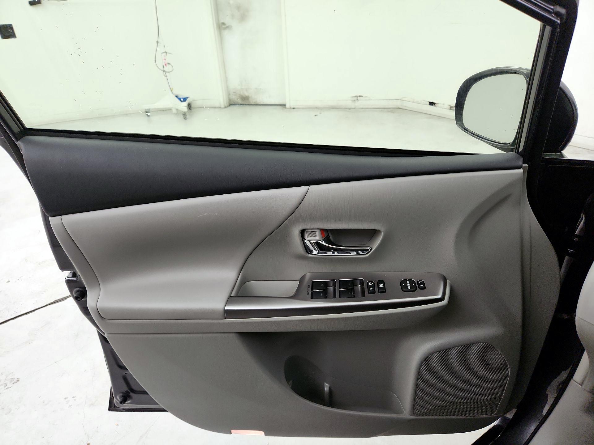 Thumbnail: 2015 Toyota Prius v - 12