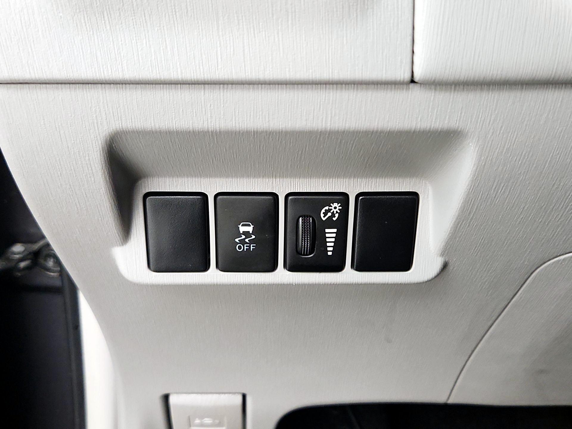 Thumbnail: 2015 Toyota Prius v - 13