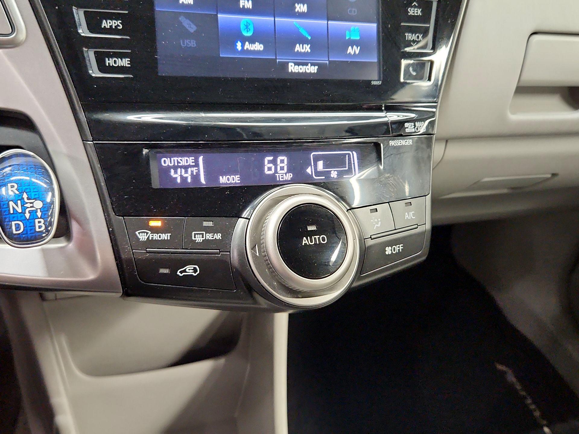 Thumbnail: 2015 Toyota Prius v - 16