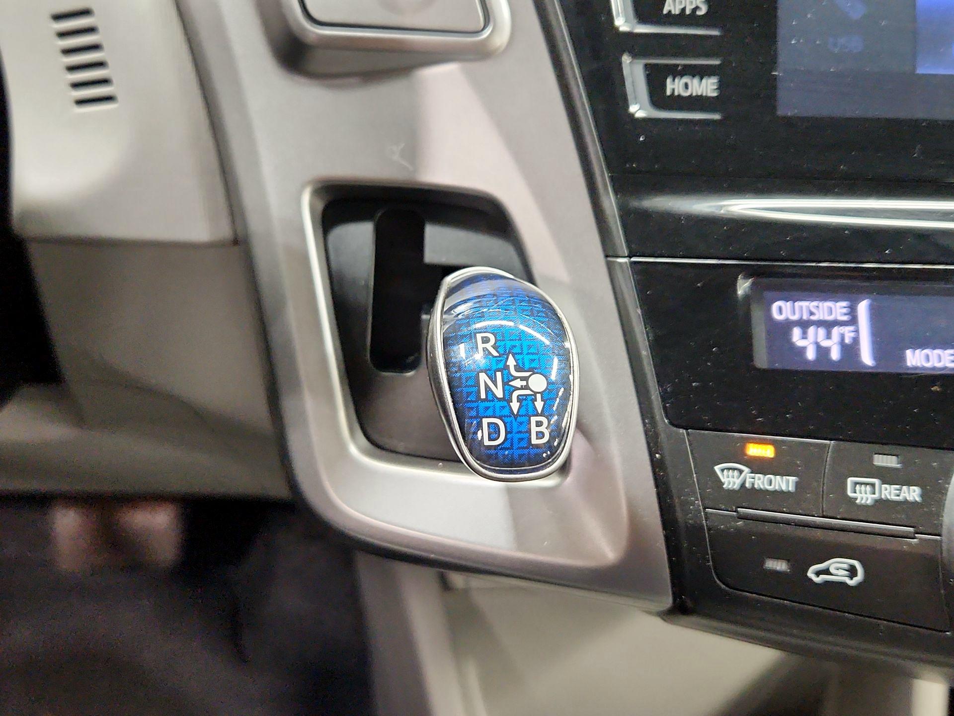 Thumbnail: 2015 Toyota Prius v - 17