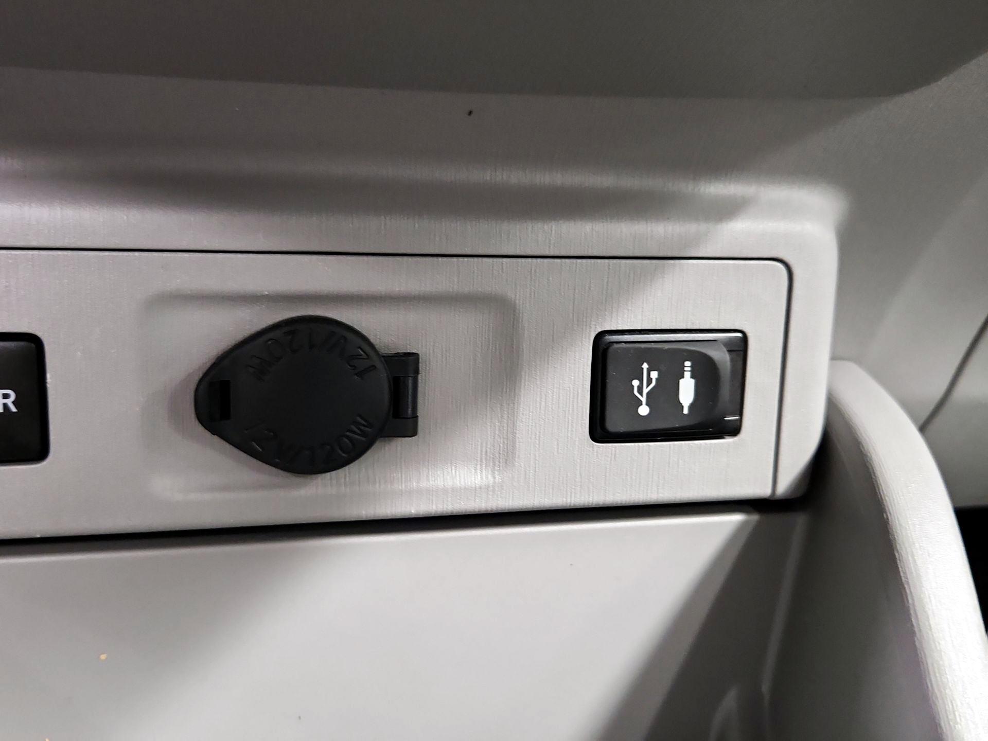 Thumbnail: 2015 Toyota Prius v - 18