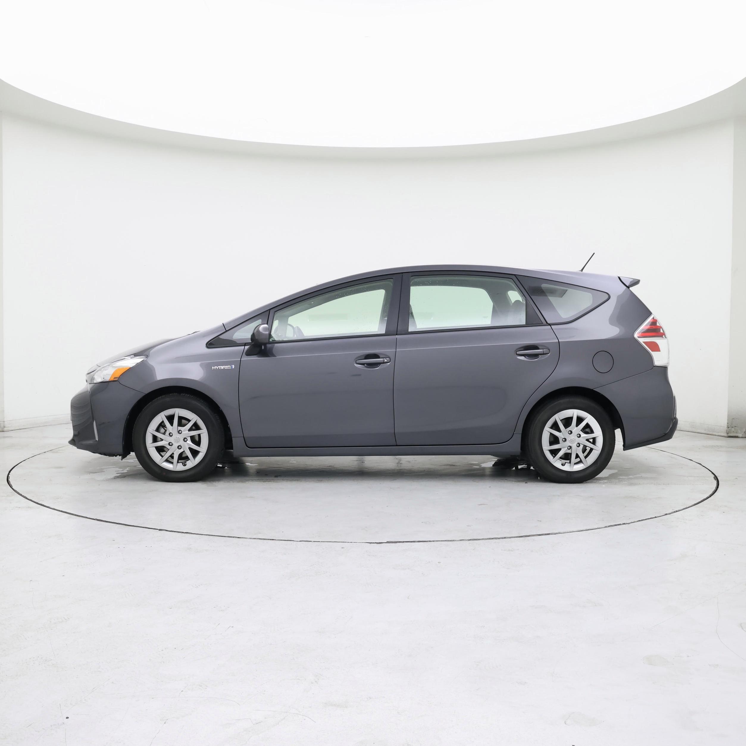 Thumbnail: 2015 Toyota Prius v - 3