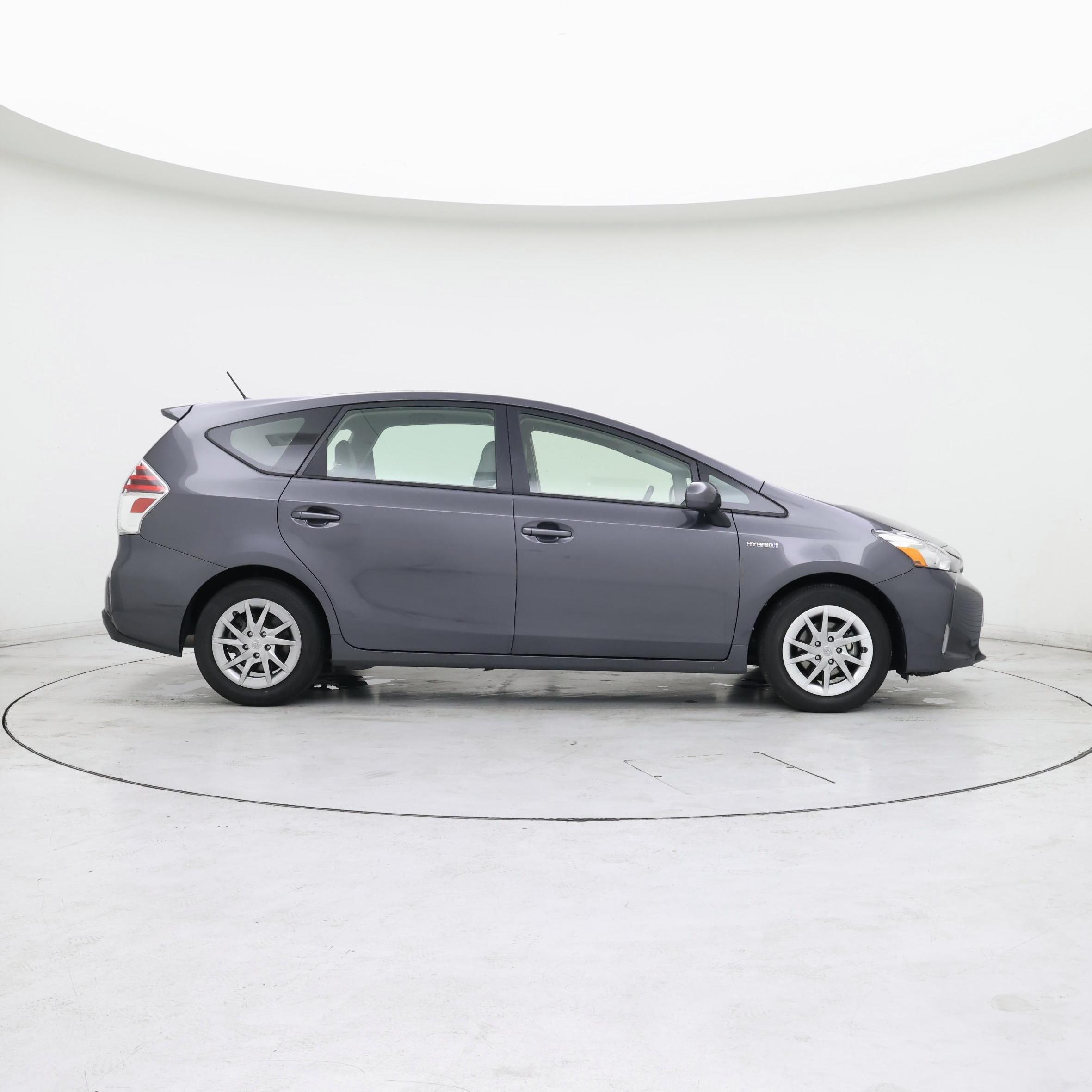 Thumbnail: 2015 Toyota Prius v - 7