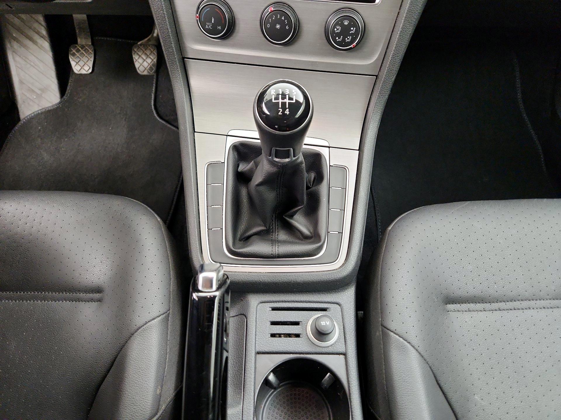 Thumbnail: 2015 Volkswagen Golf - 16