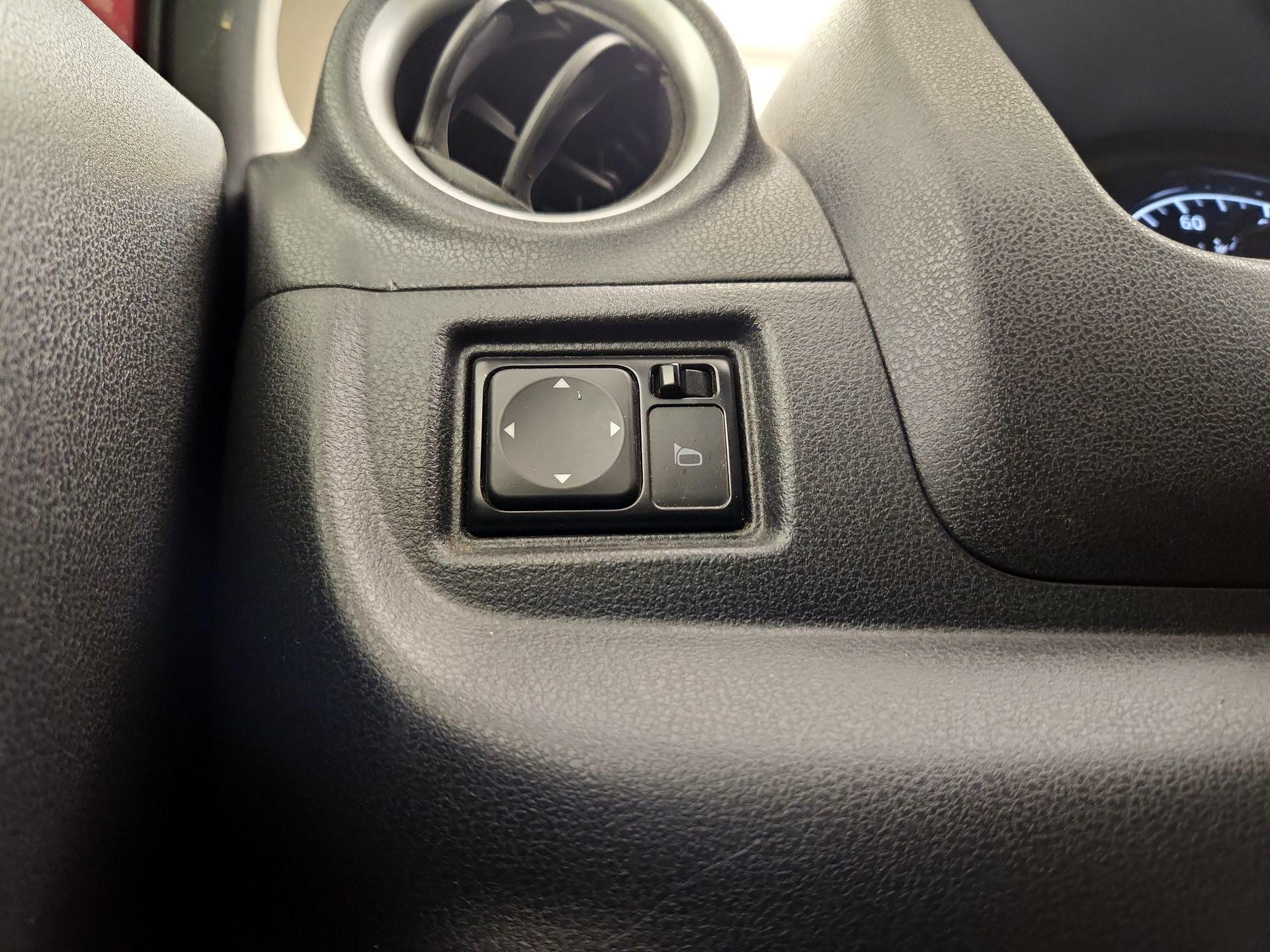 Thumbnail: 2015 Nissan Versa Note - 13