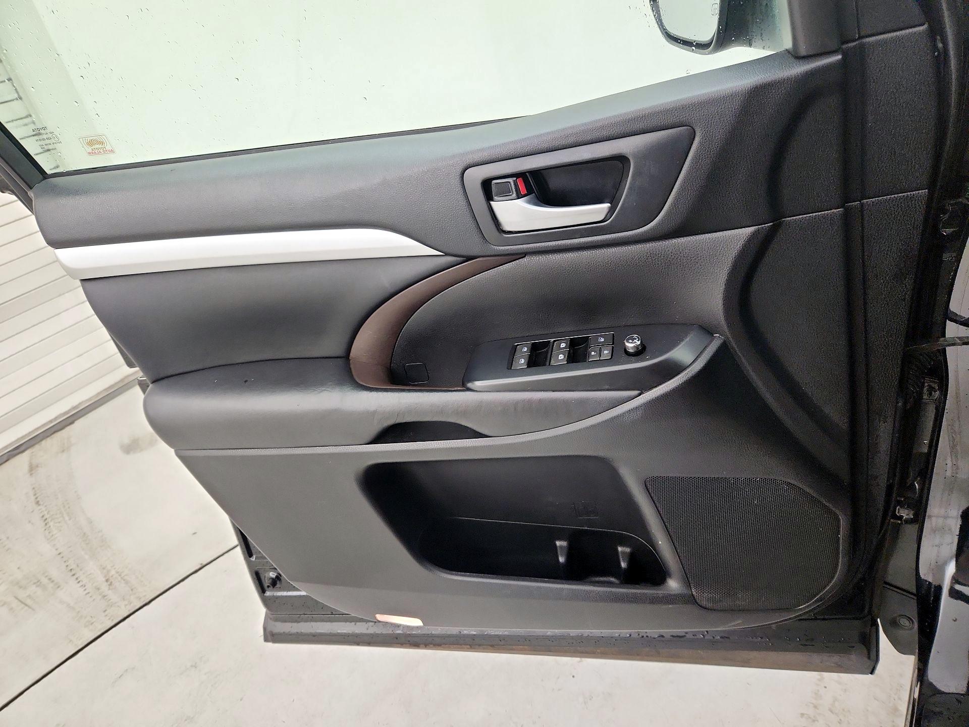 Thumbnail: 2017 Toyota Highlander - 12