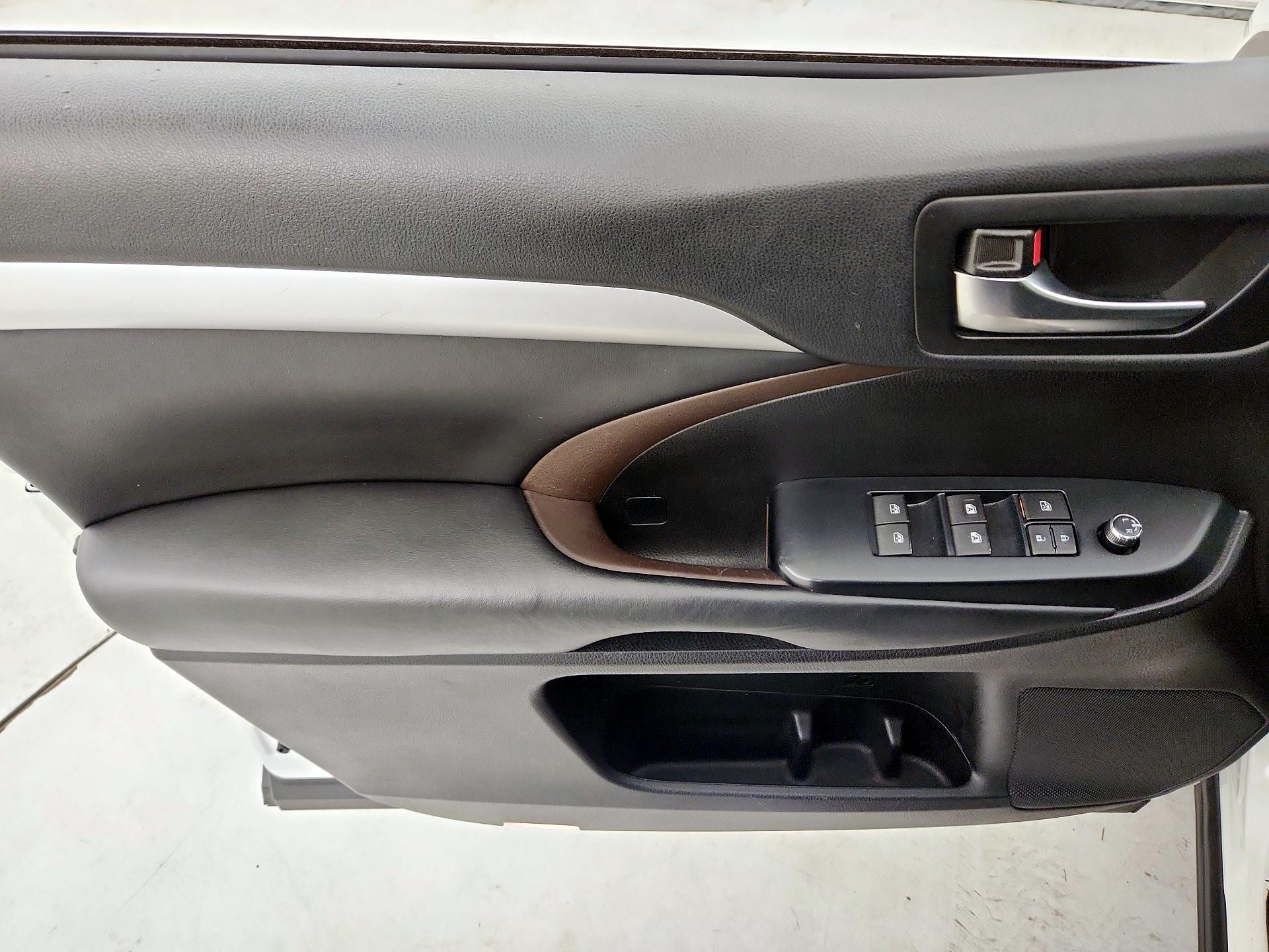 Thumbnail: 2019 Toyota Highlander - 12