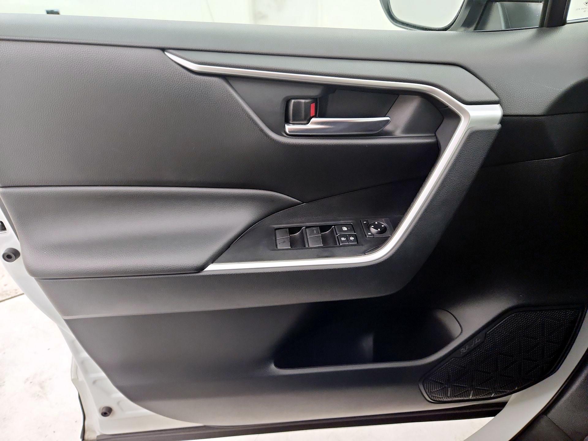 Thumbnail: 2020 Toyota RAV4 - 12