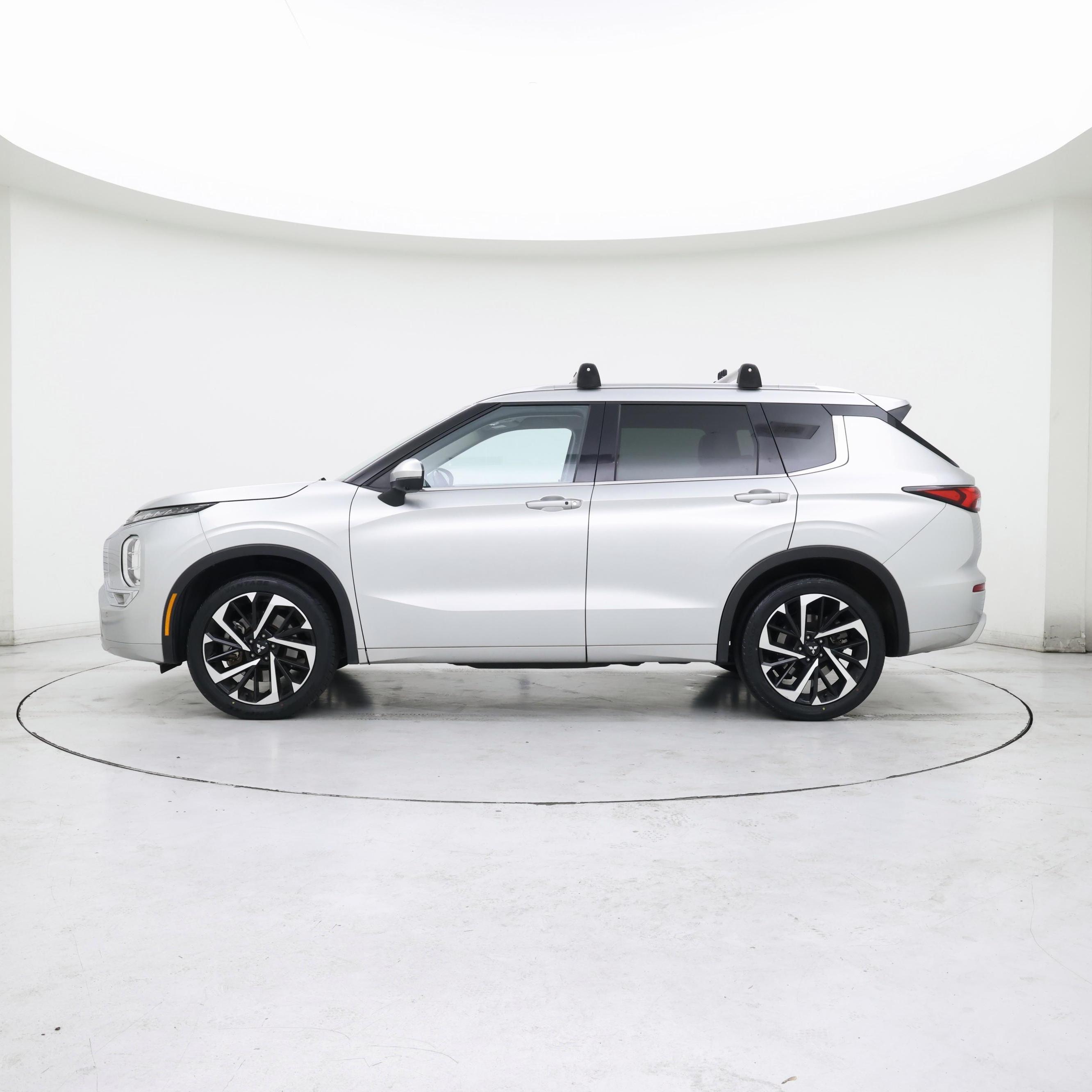 Thumbnail: 2022 Mitsubishi Outlander - 3