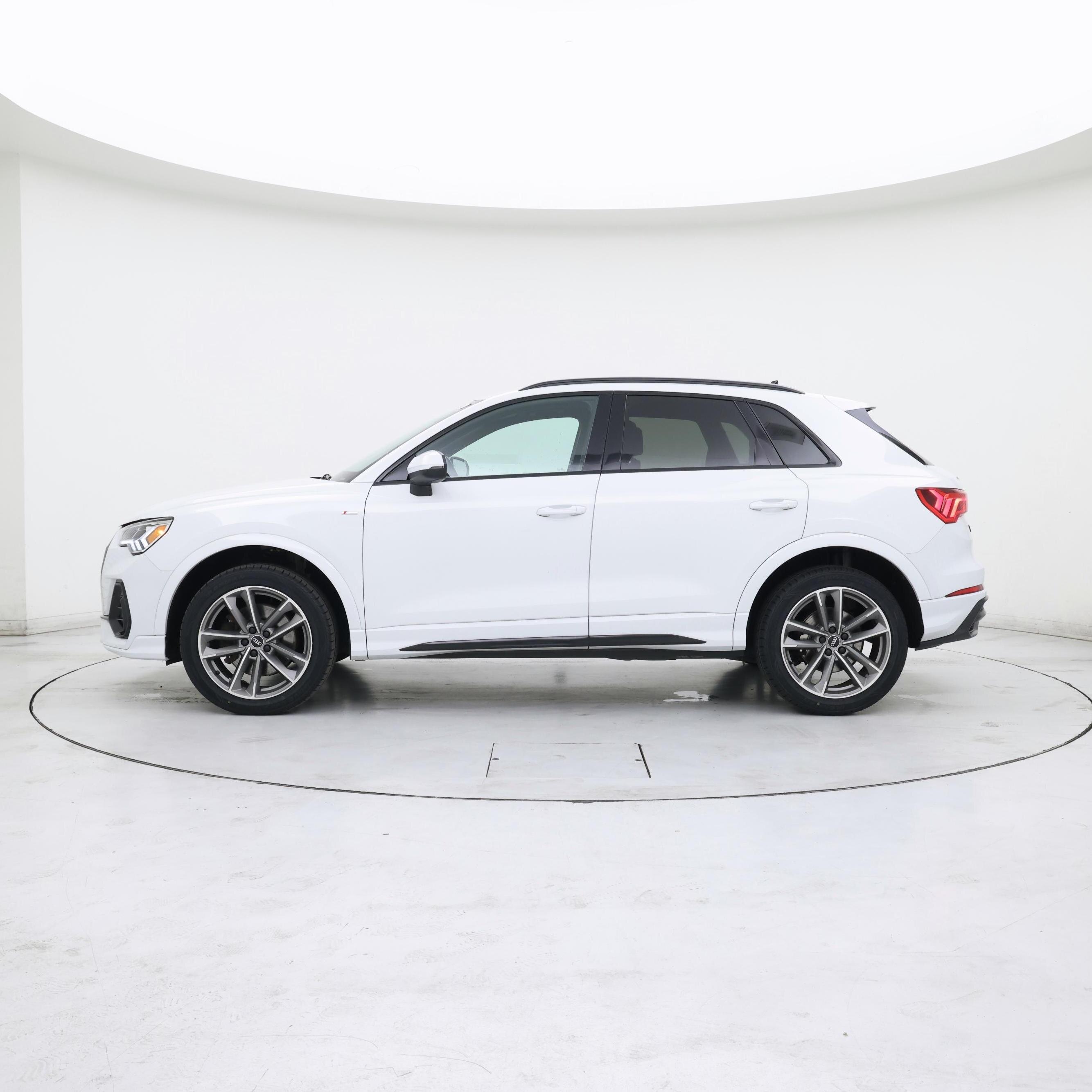 Thumbnail: 2021 Audi Q3 - 3