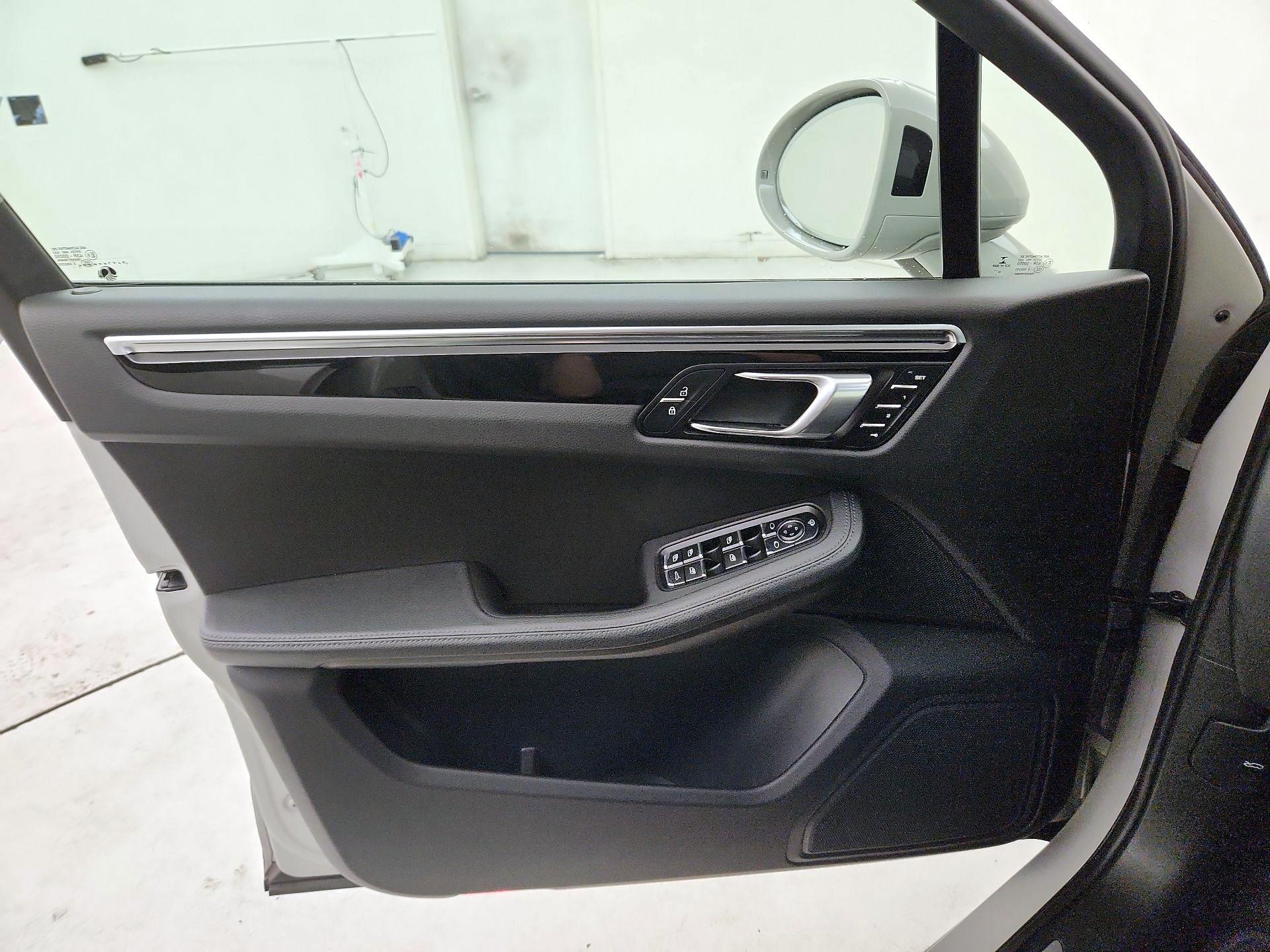 Thumbnail: 2023 Porsche Macan - 12