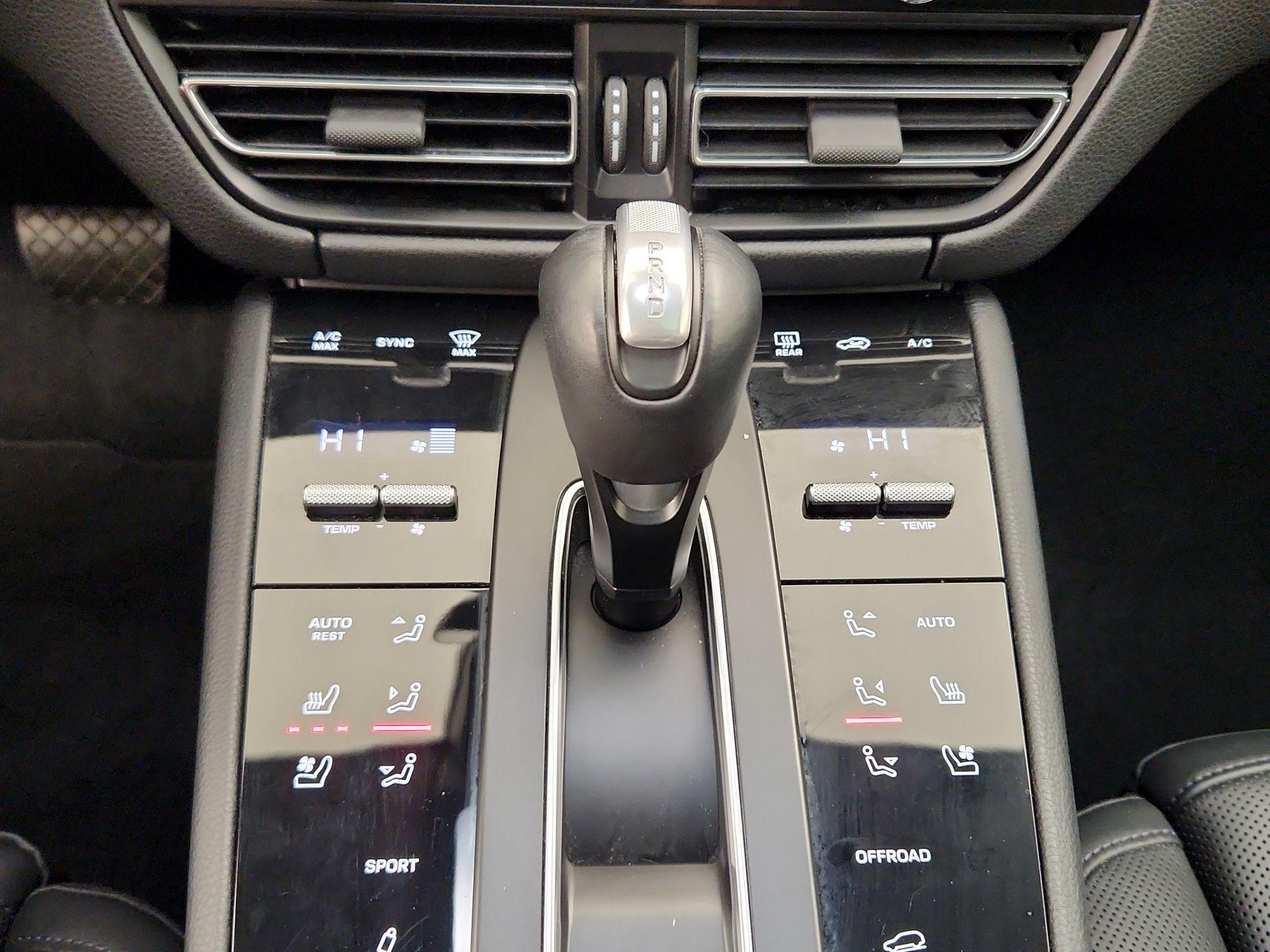 Thumbnail: 2023 Porsche Macan - 18