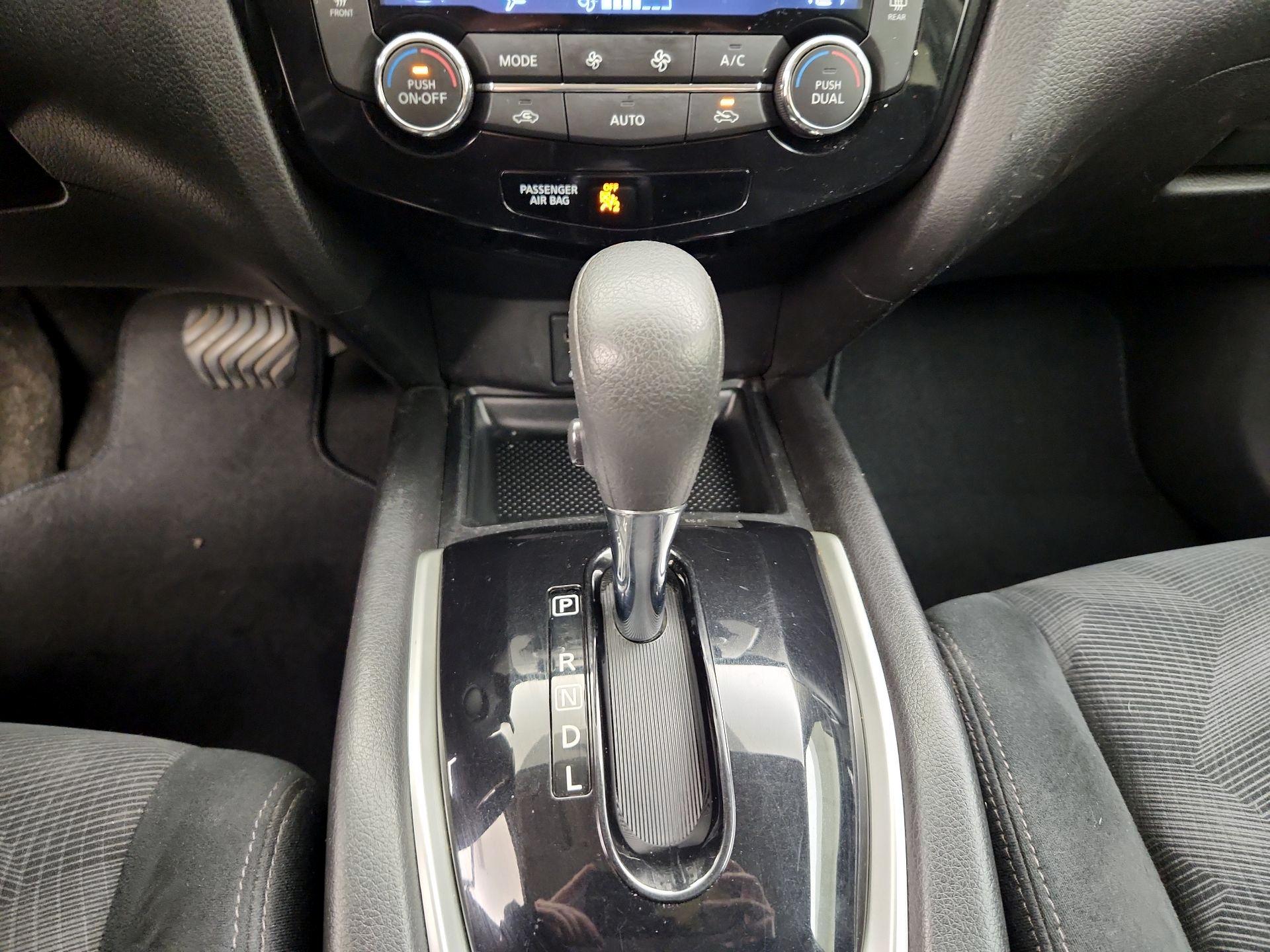 Thumbnail: 2015 Nissan Rogue - 17