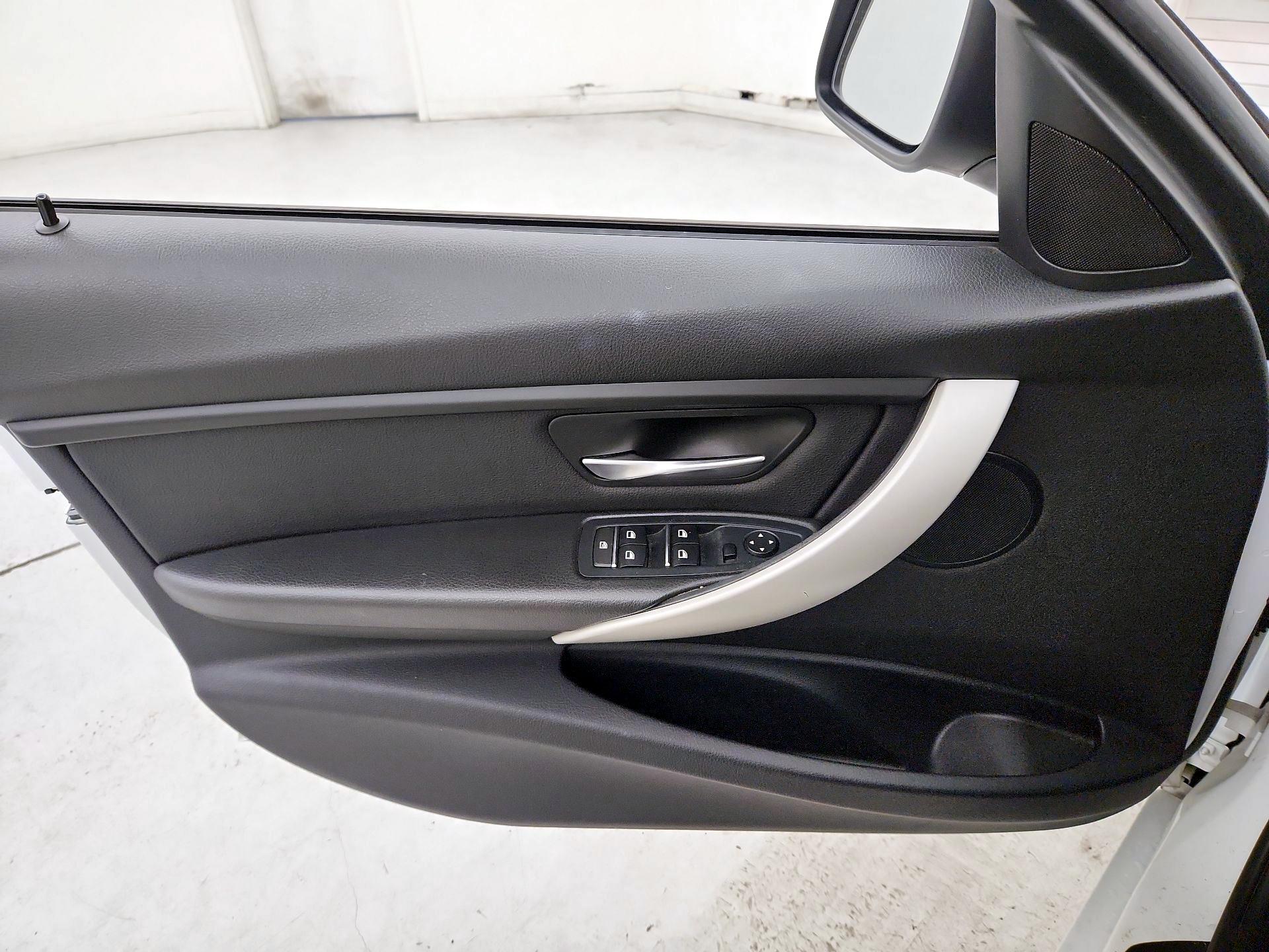 Thumbnail: 2016 BMW 3 Series - 12