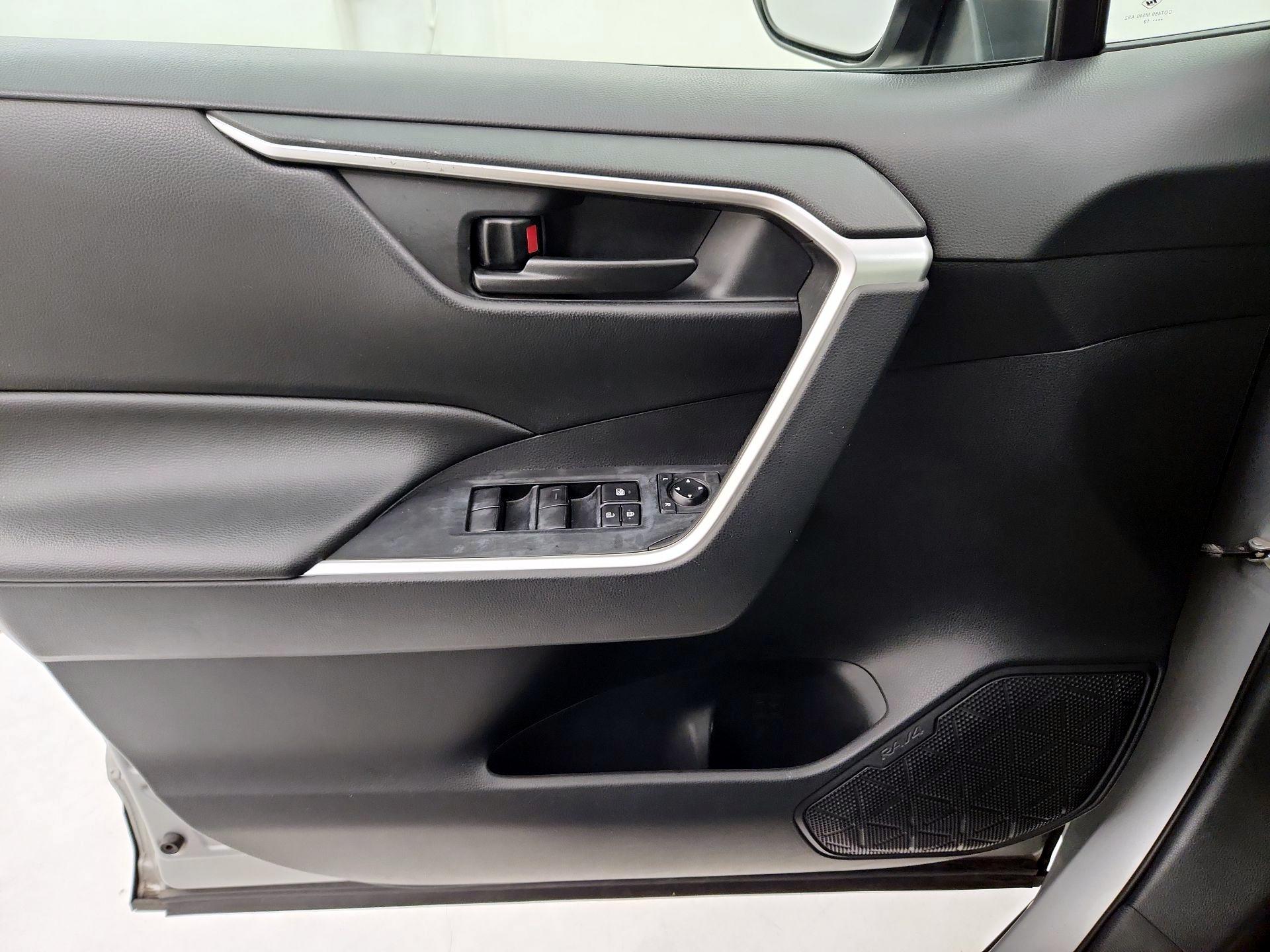 Thumbnail: 2019 Toyota RAV4 - 12
