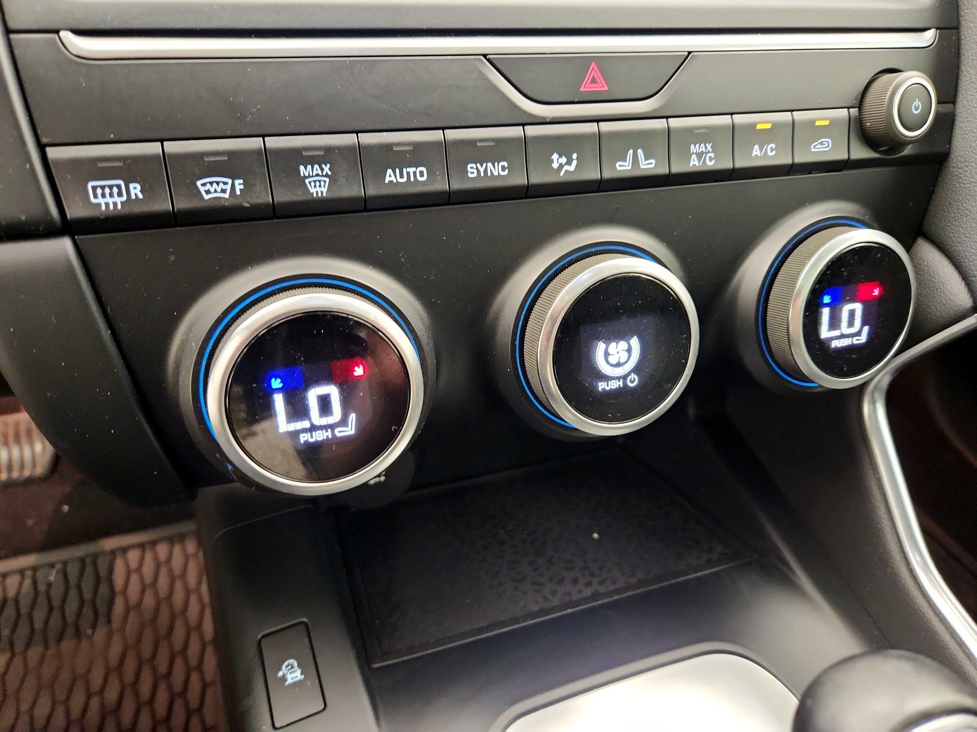 Thumbnail: 2018 Jaguar E-Pace - 17