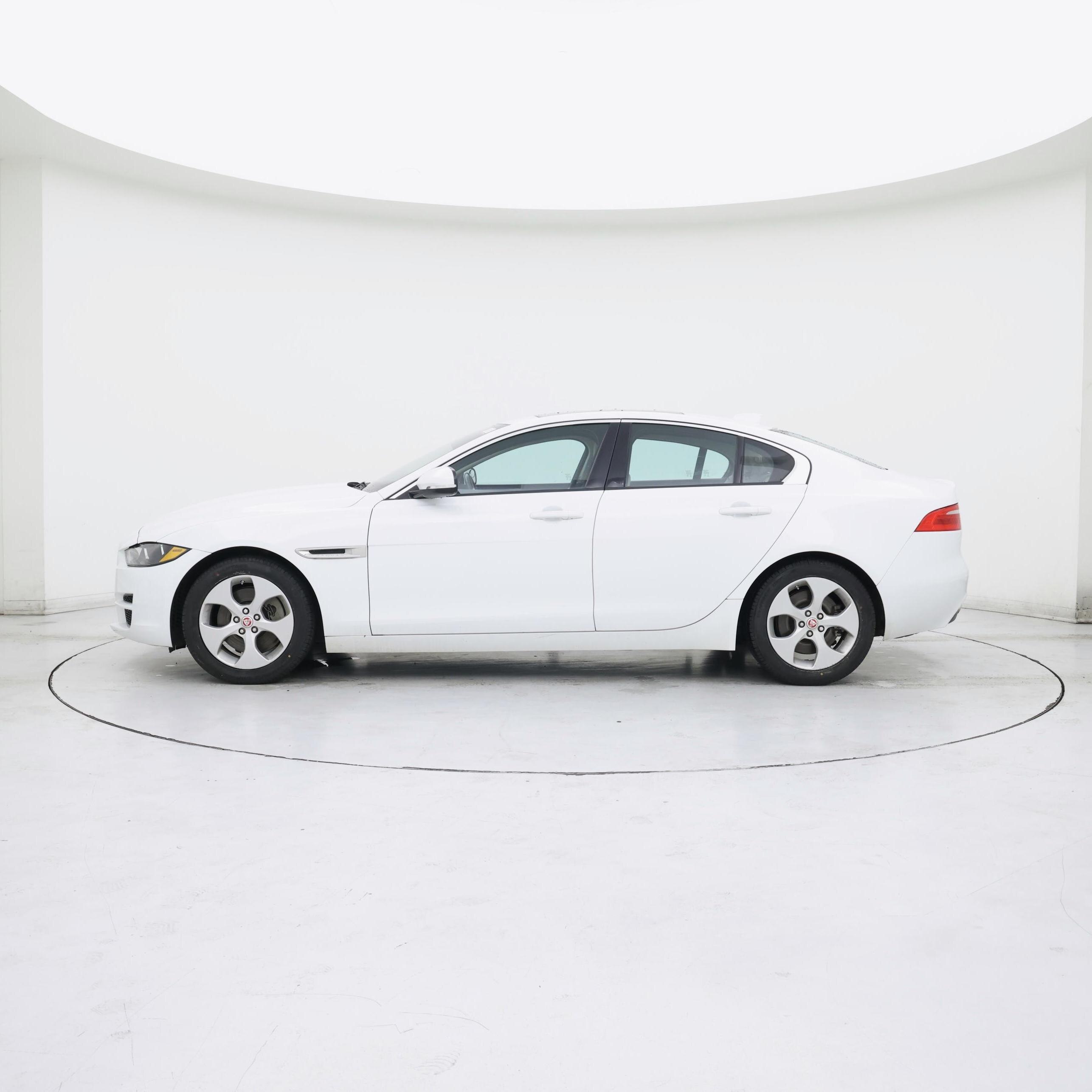 Thumbnail: 2017 Jaguar XE - 3