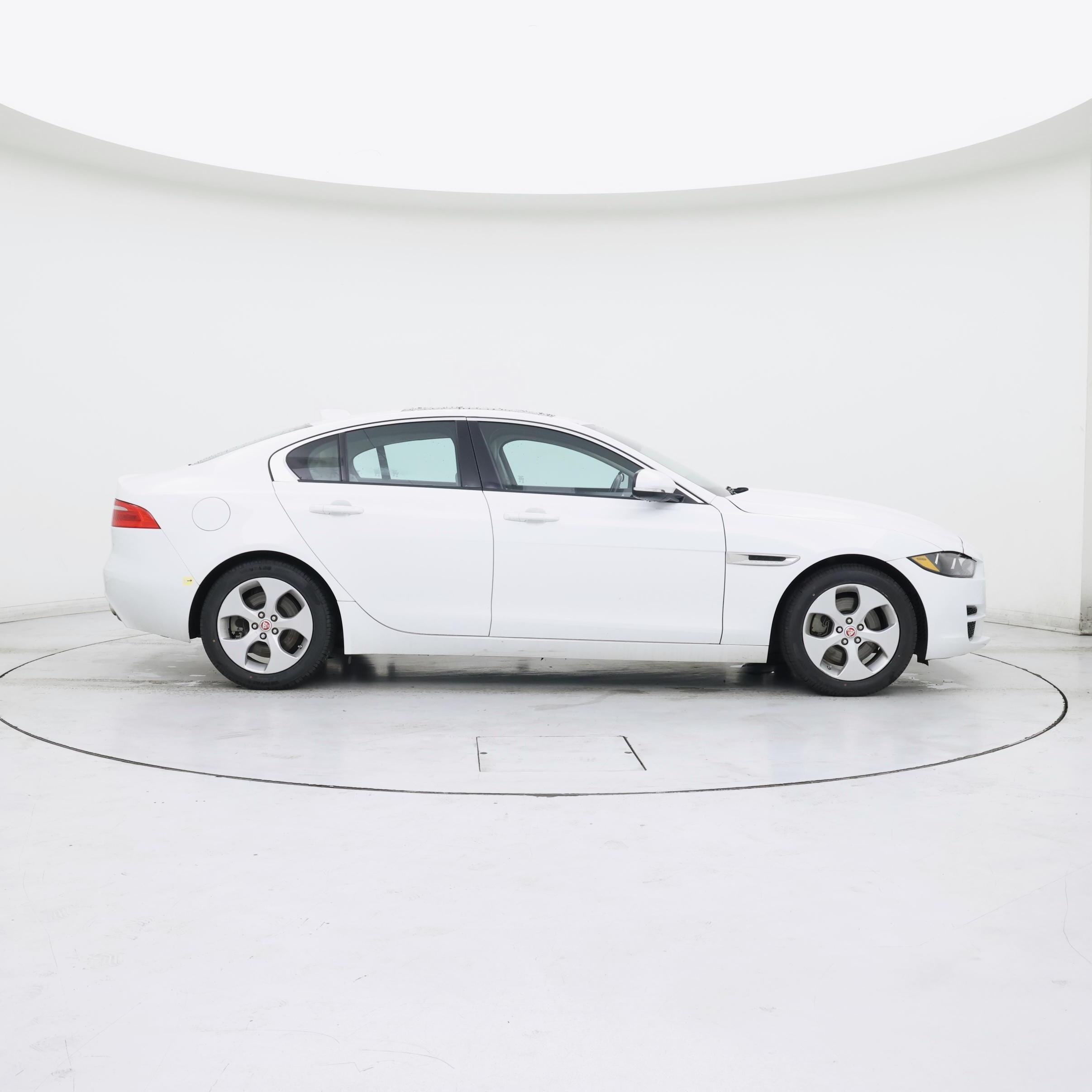 Thumbnail: 2017 Jaguar XE - 7