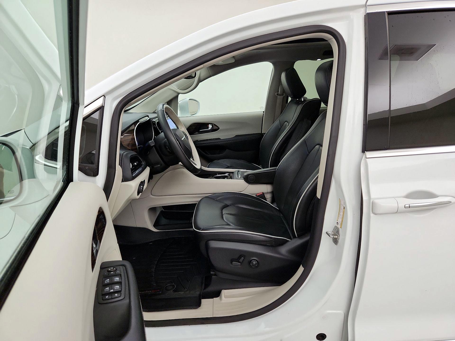 Thumbnail: 2021 Chrysler Pacifica - 11