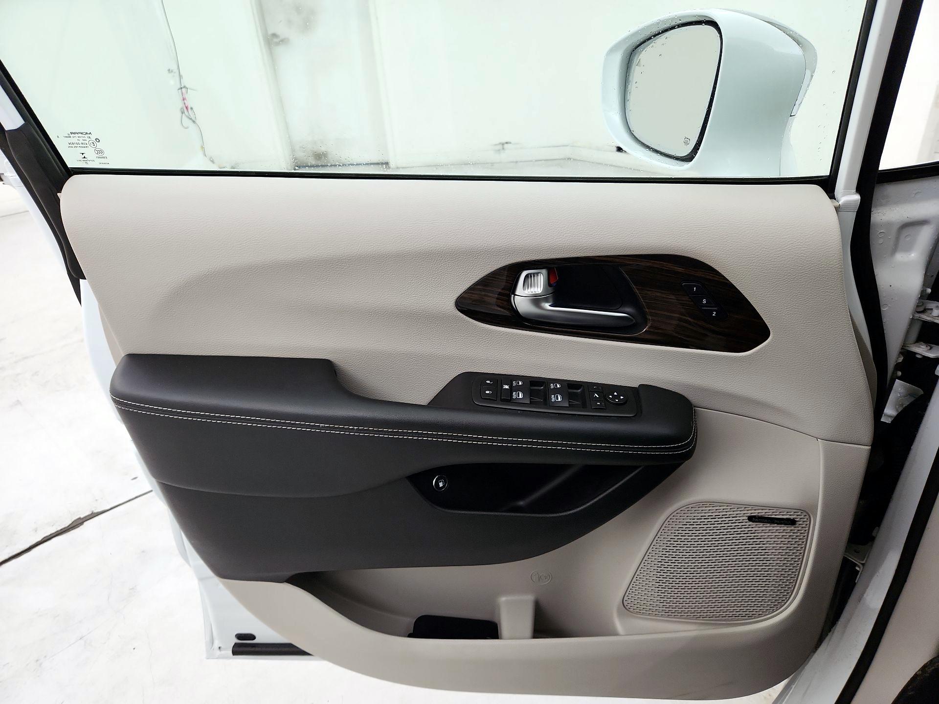 Thumbnail: 2021 Chrysler Pacifica - 12