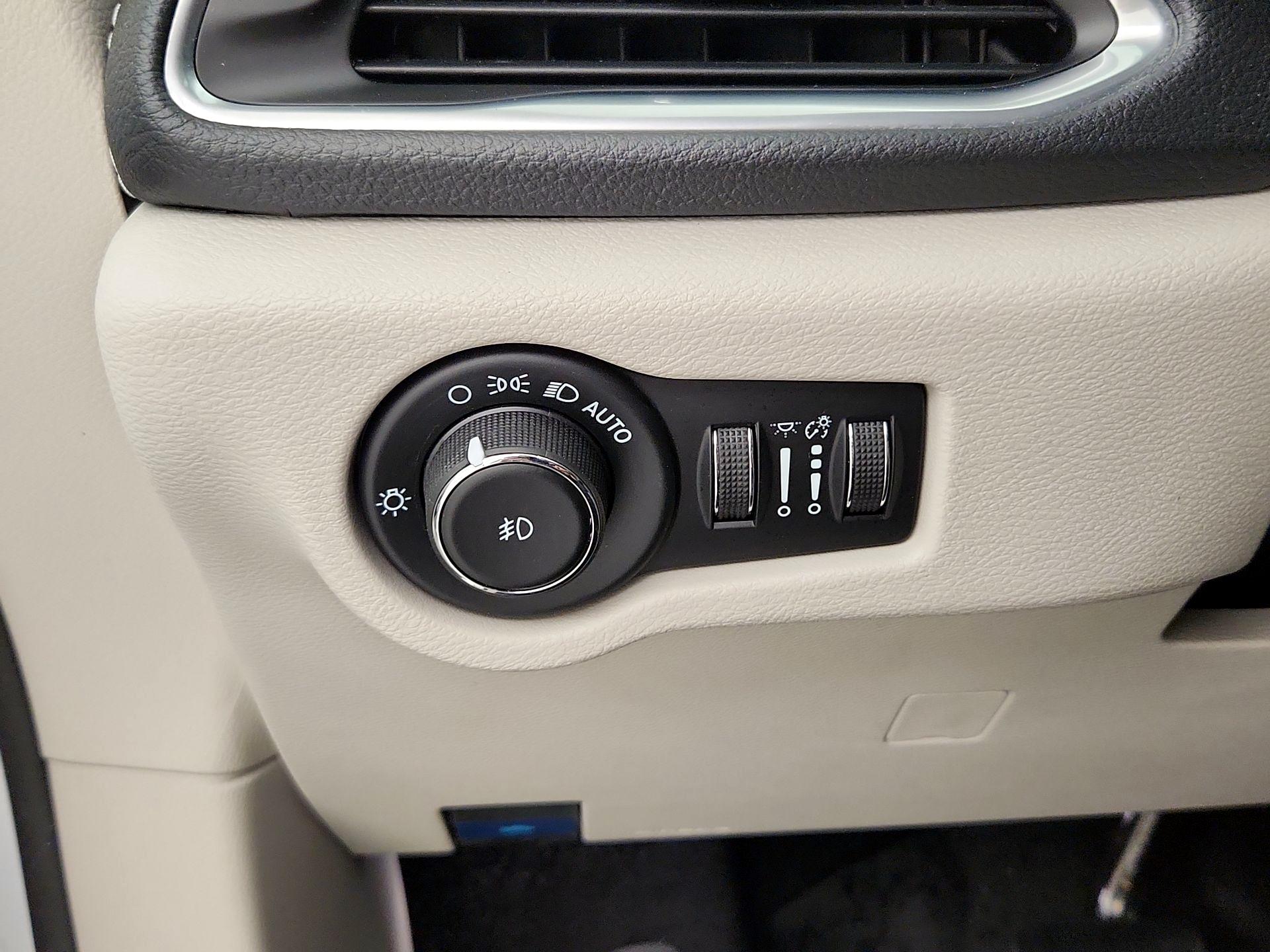 Thumbnail: 2021 Chrysler Pacifica - 13