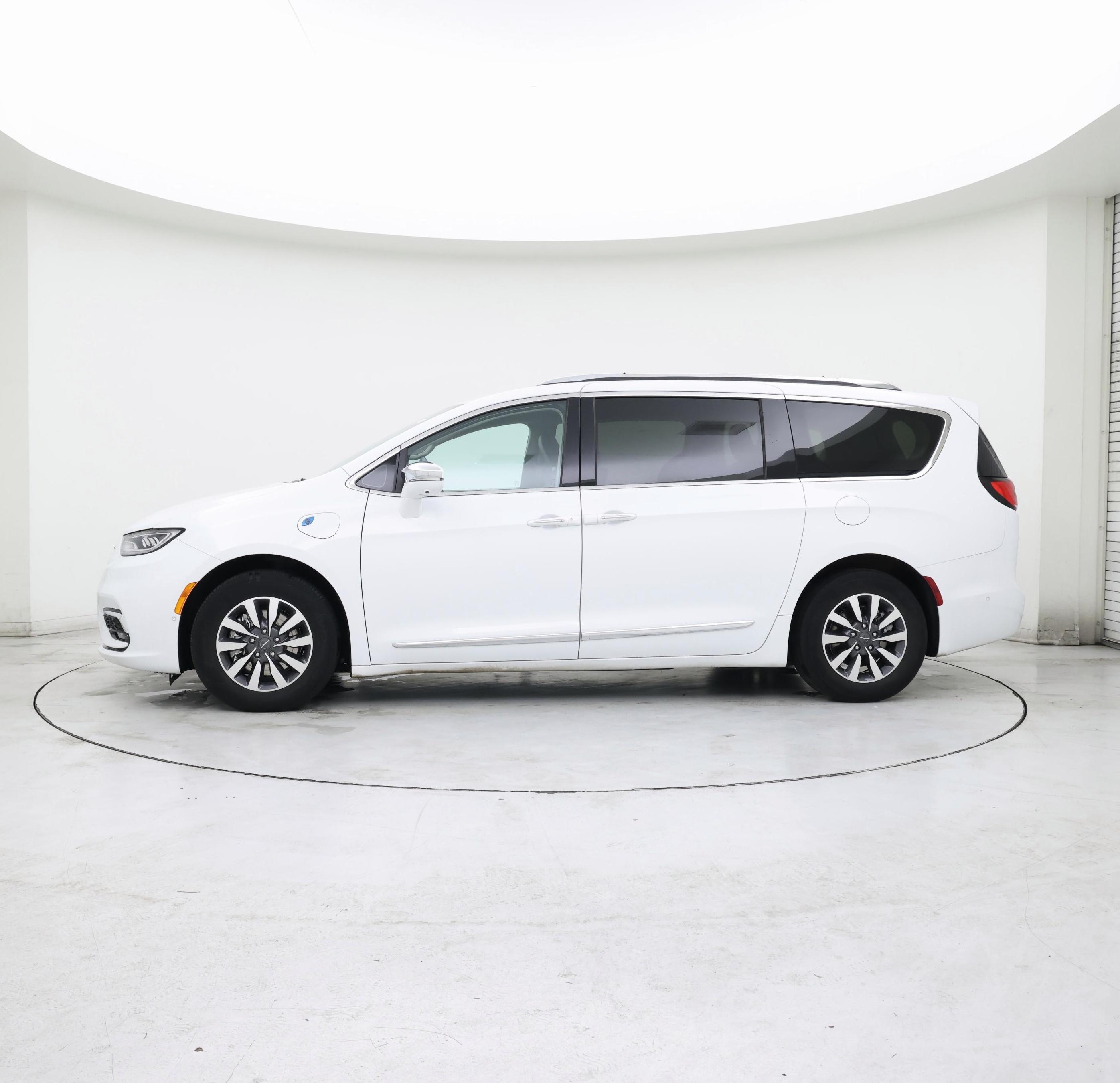 Thumbnail: 2021 Chrysler Pacifica - 3