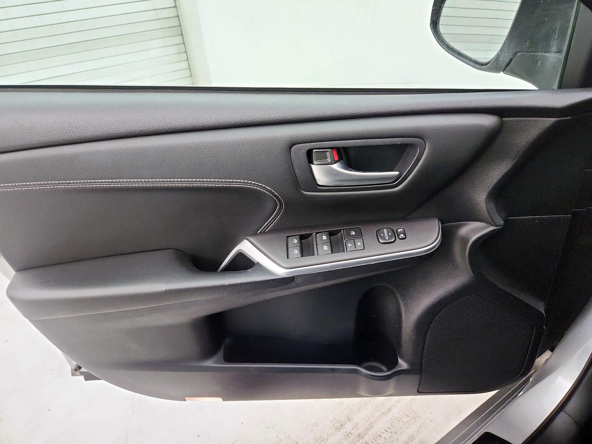 Thumbnail: 2015 Toyota Camry - 12