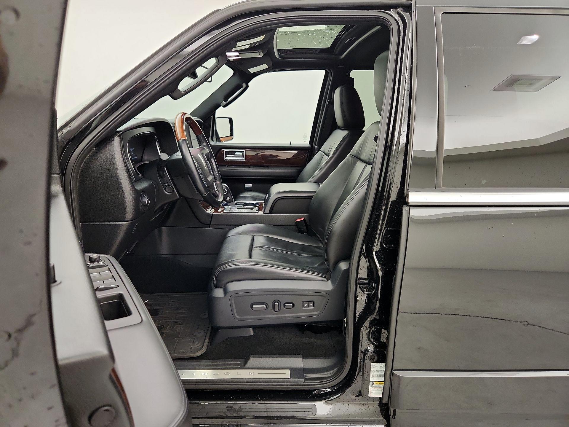 Thumbnail: 2015 Lincoln Navigator - 11