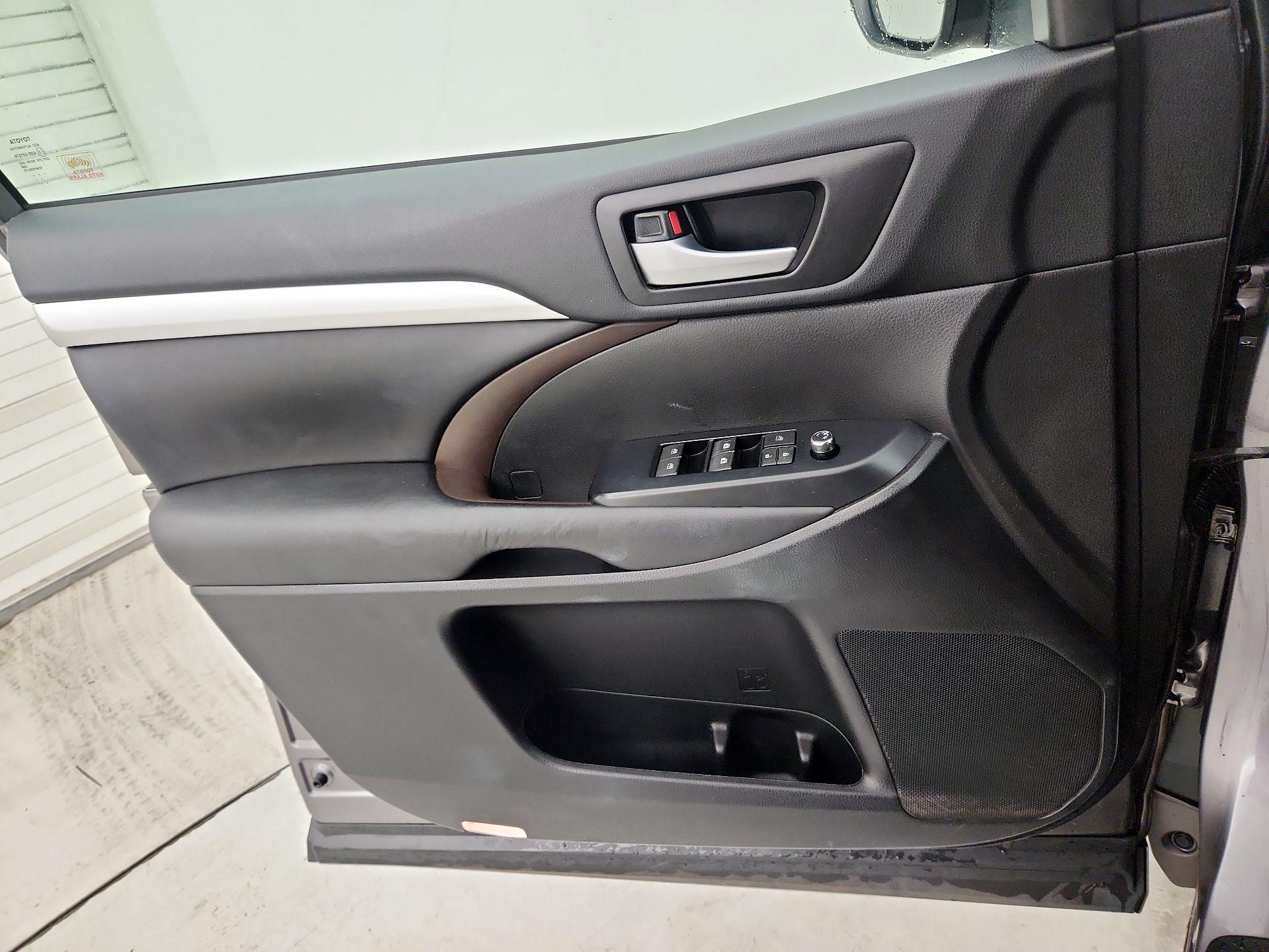 Thumbnail: 2017 Toyota Highlander - 12