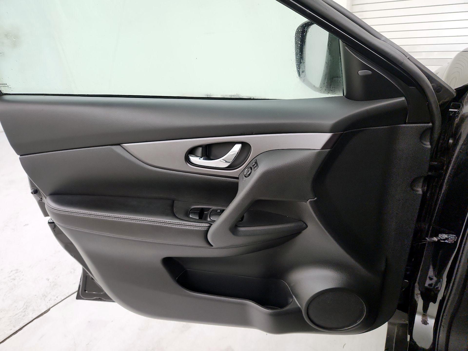 Thumbnail: 2016 Nissan Rogue - 12