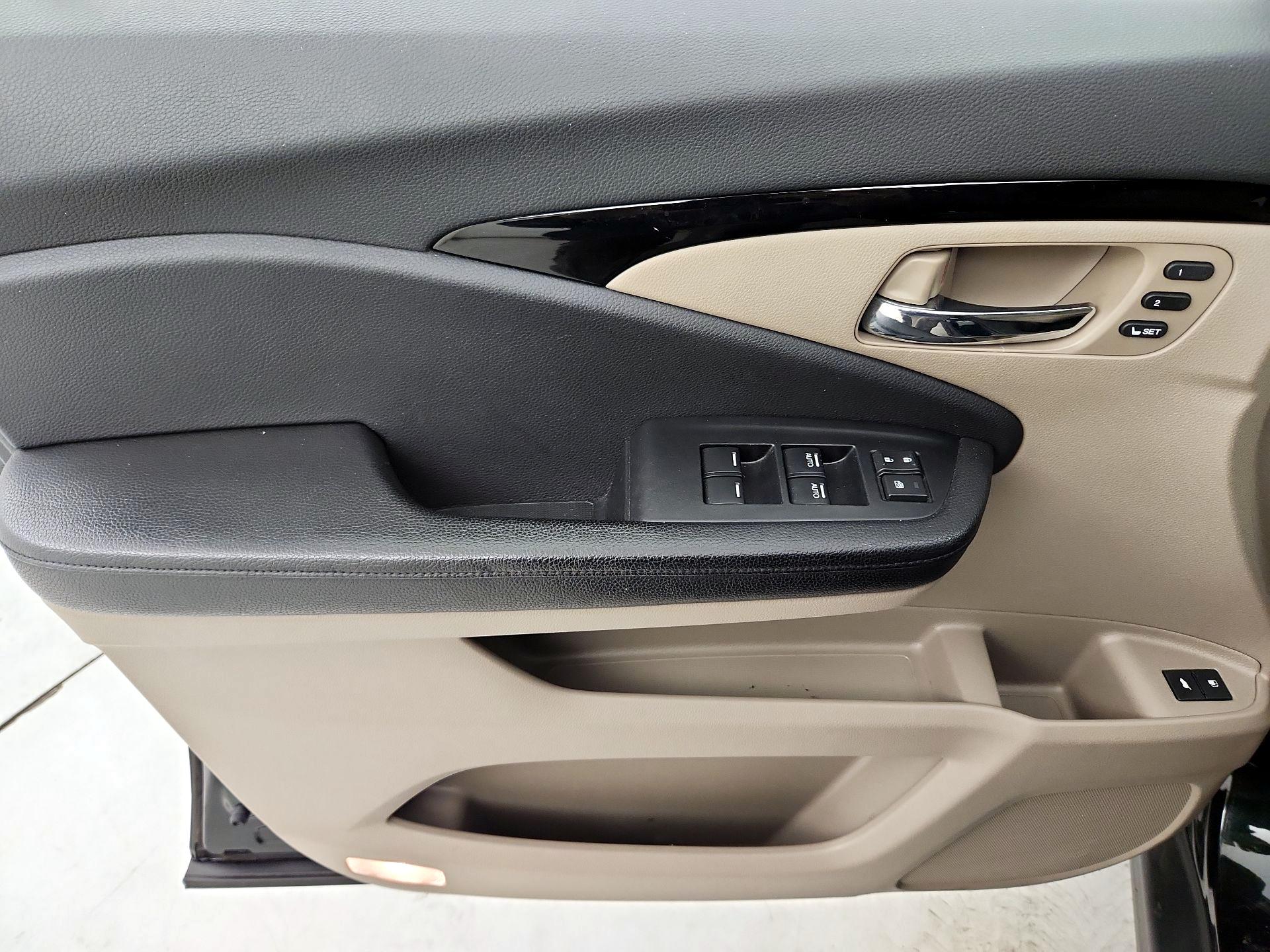 Thumbnail: 2017 Honda Pilot - 12