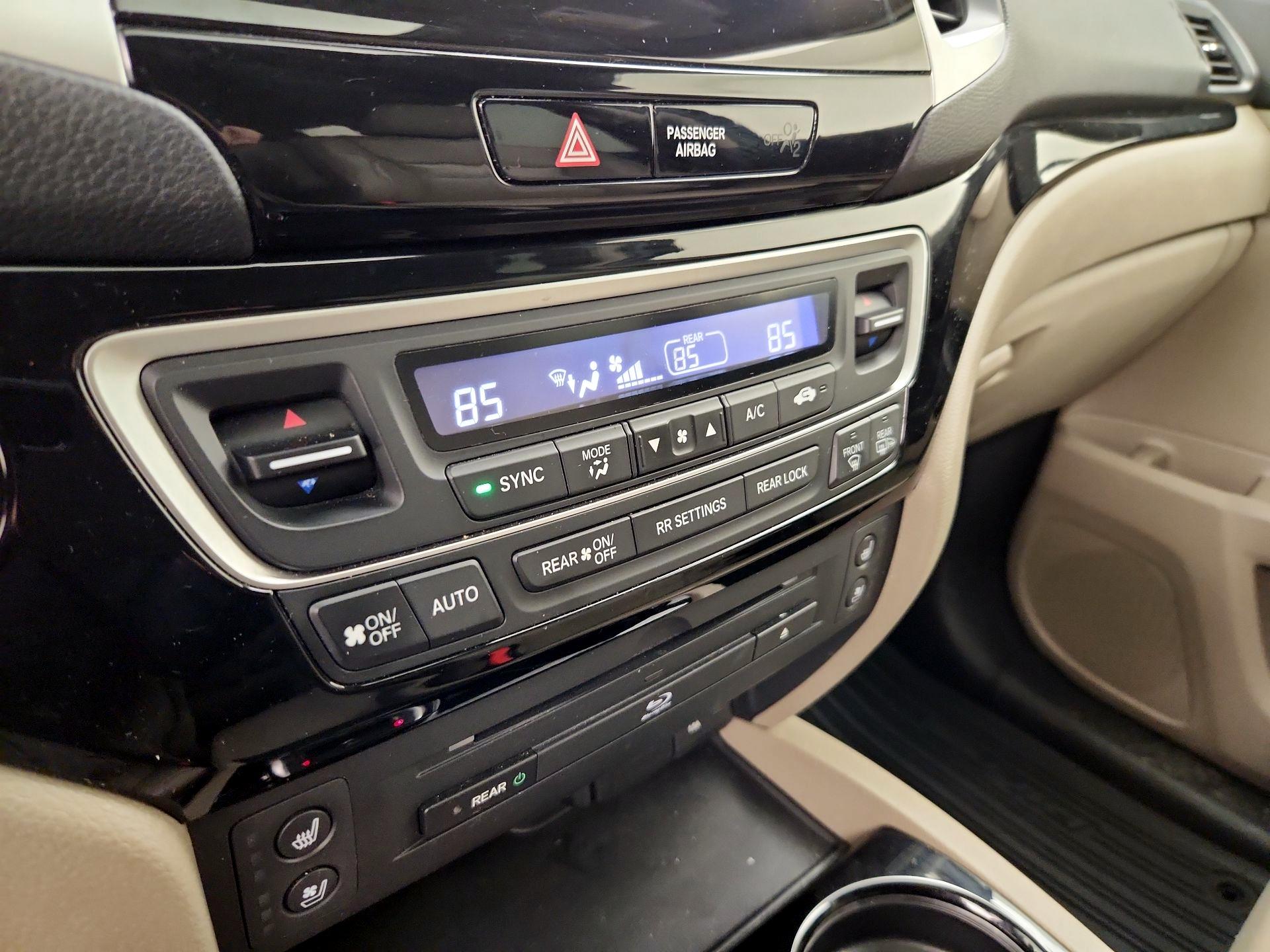 Thumbnail: 2017 Honda Pilot - 17