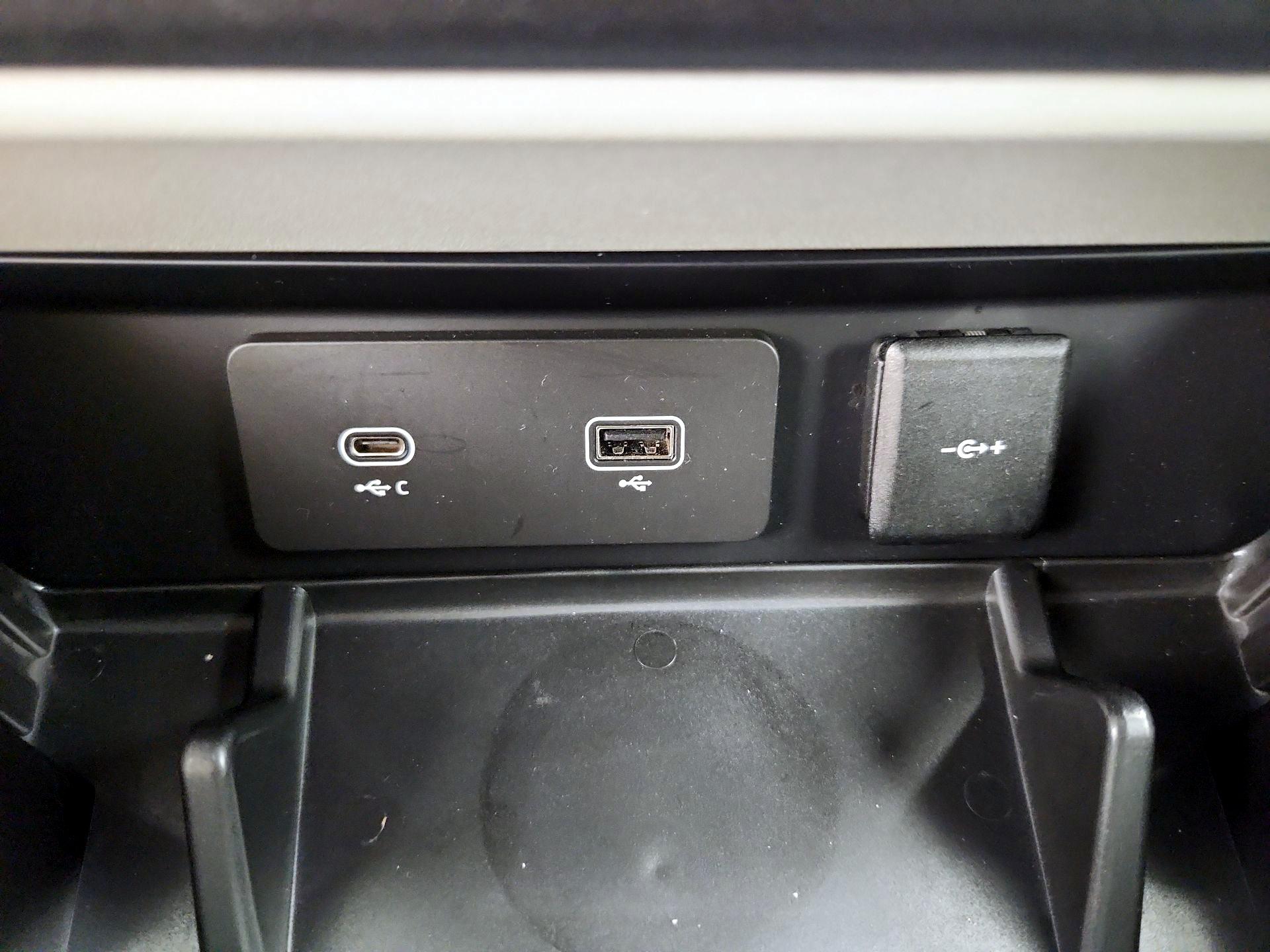 Thumbnail: 2022 Land Rover Defender - 18