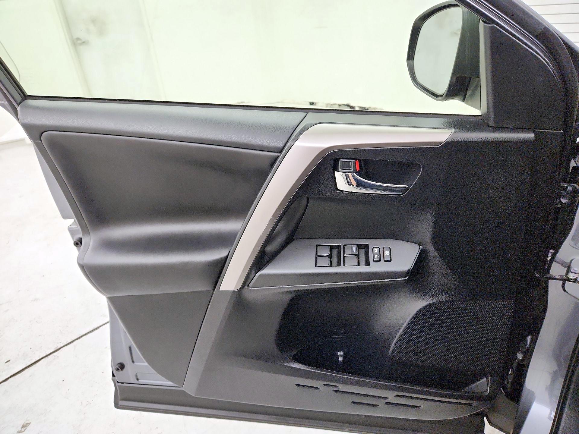 Thumbnail: 2018 Toyota RAV4 - 12