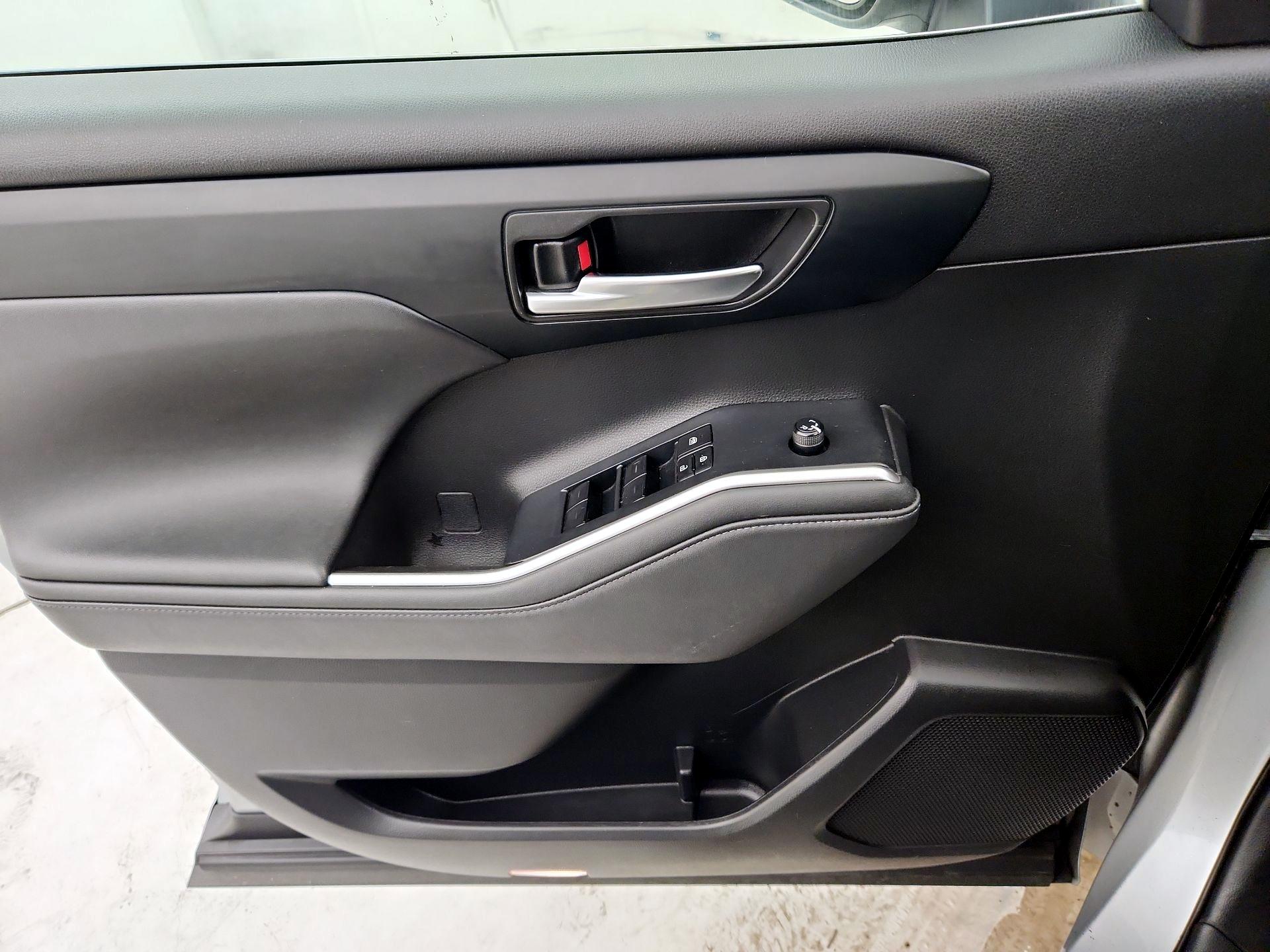 Thumbnail: 2022 Toyota Highlander - 12