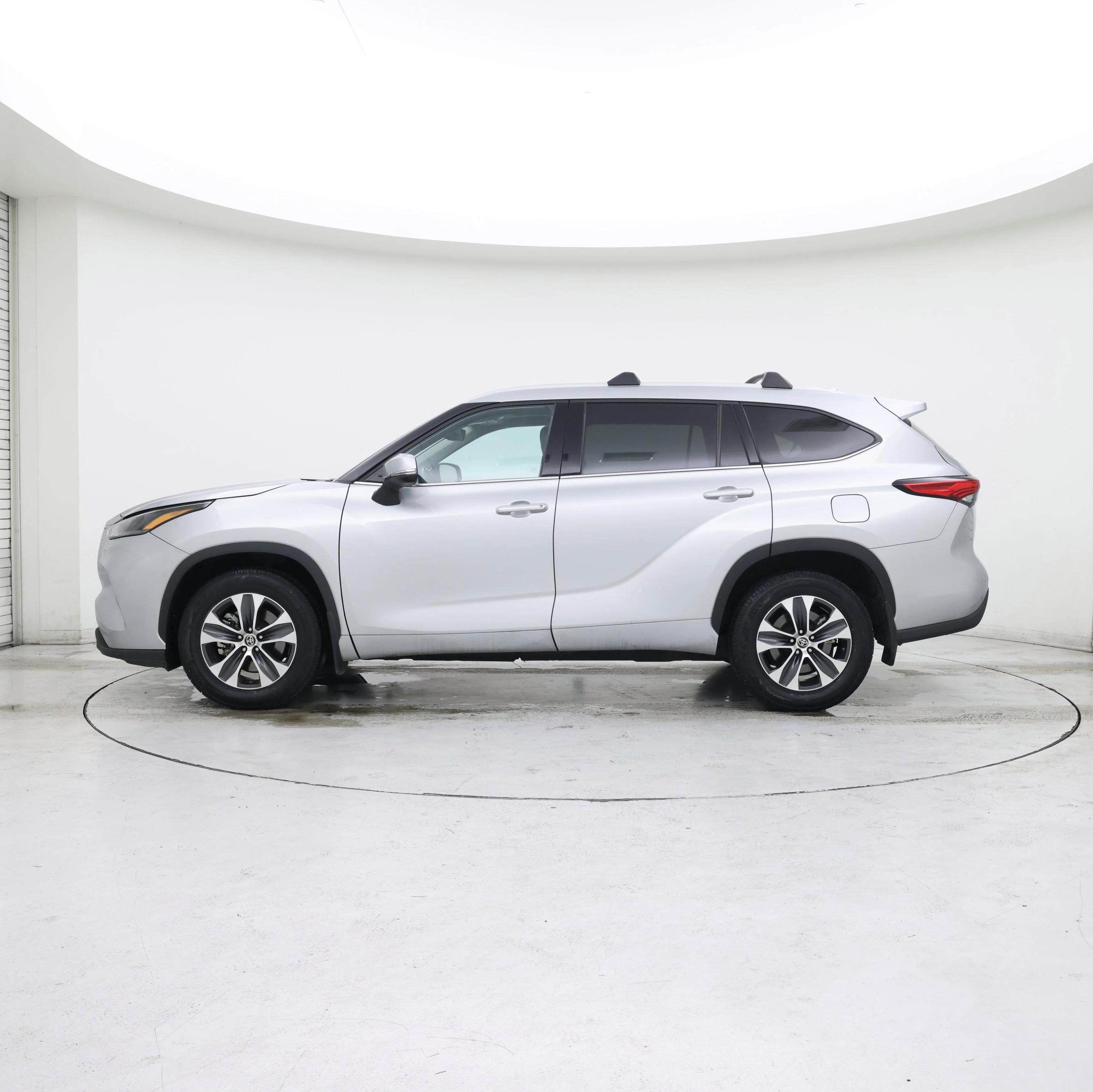 Thumbnail: 2022 Toyota Highlander - 3