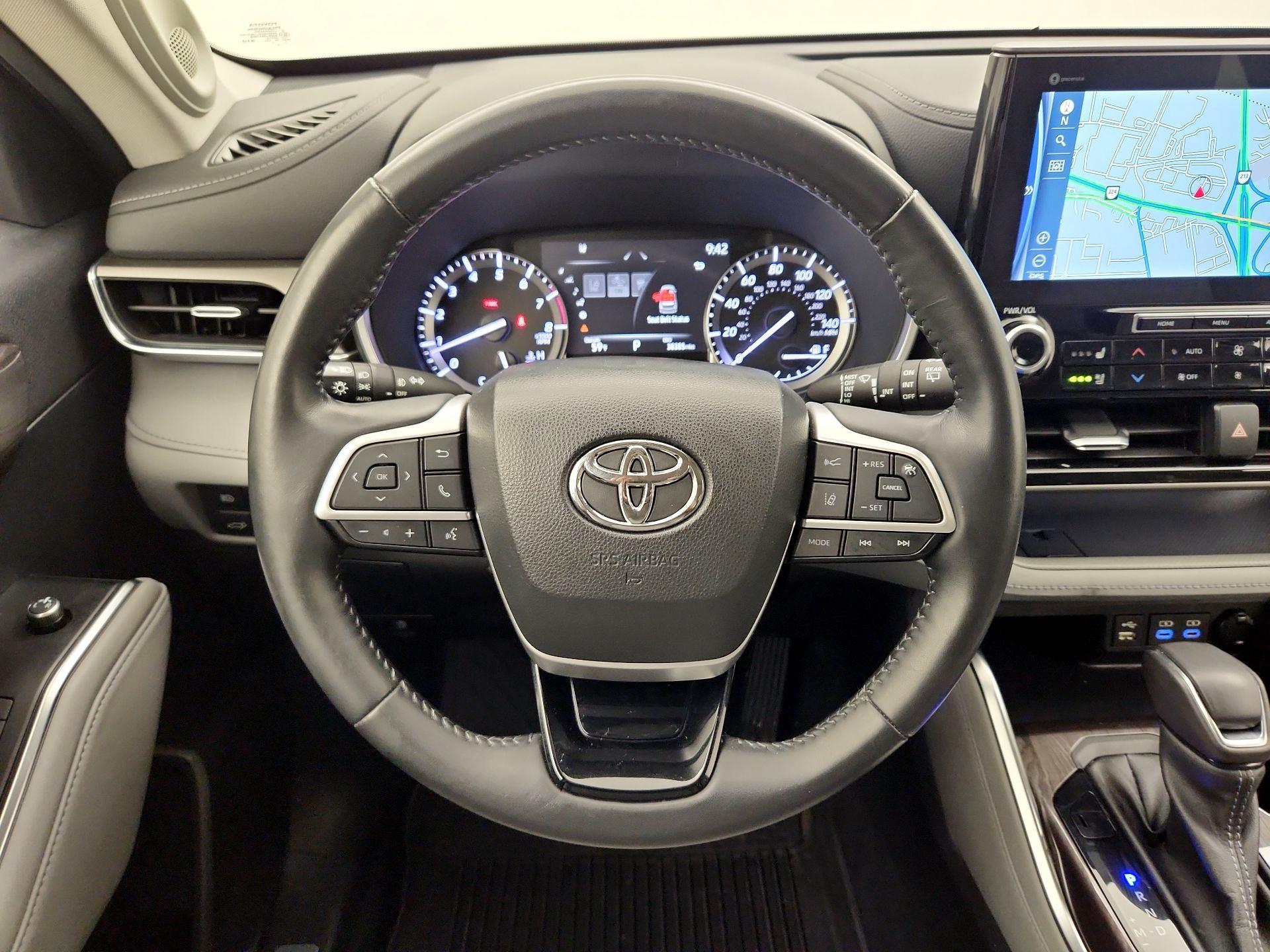 Thumbnail: 2022 Toyota Highlander - 10