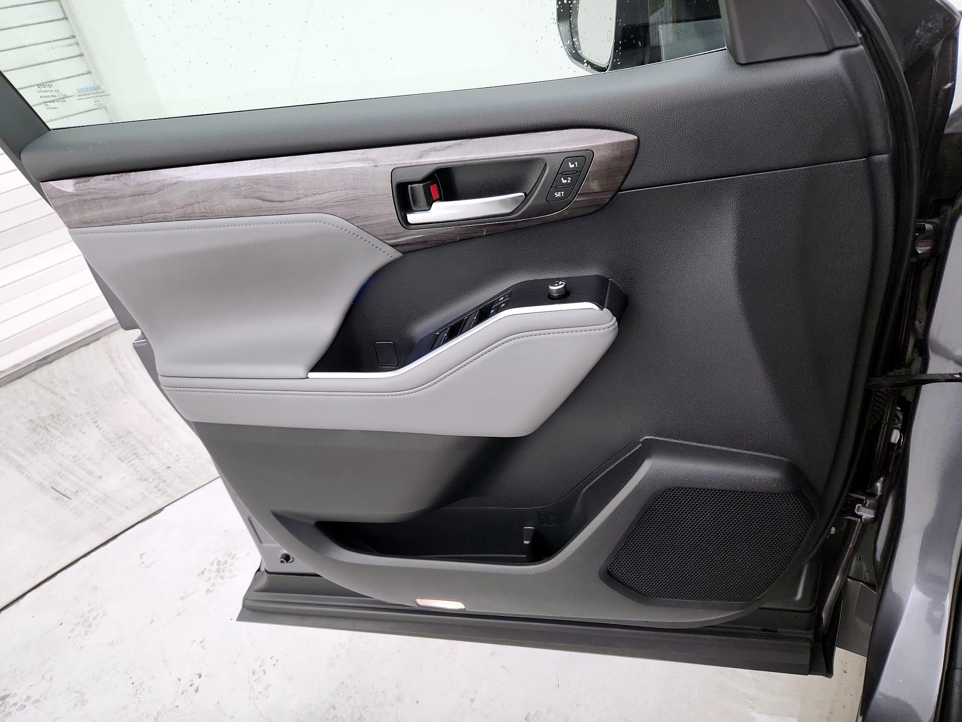 Thumbnail: 2022 Toyota Highlander - 12