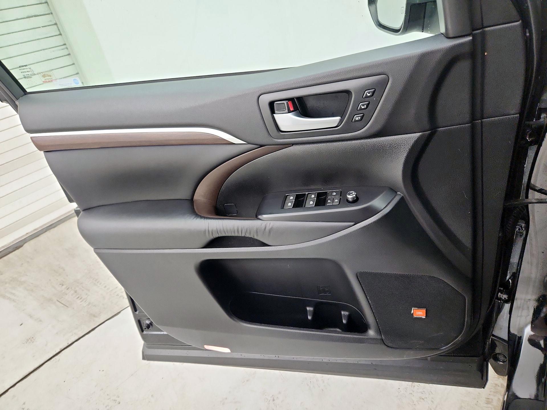 Thumbnail: 2016 Toyota Highlander - 12