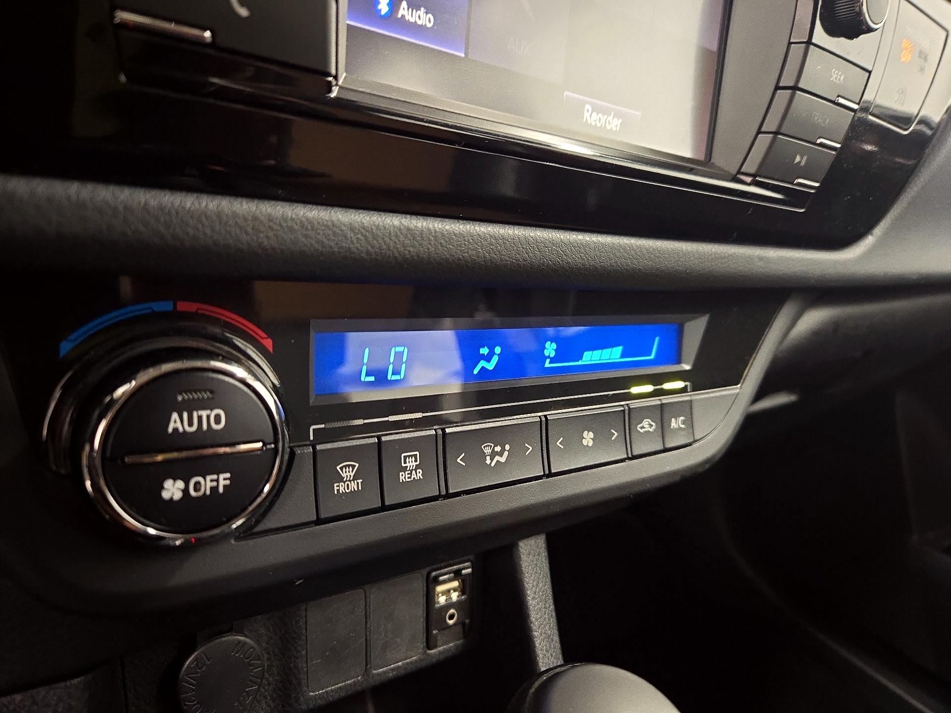 Thumbnail: 2014 Toyota Corolla - 16