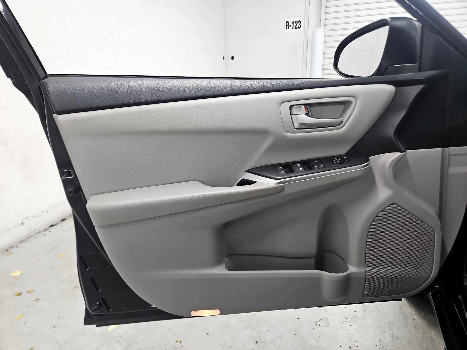 Thumbnail: 2016 Toyota Camry - 12