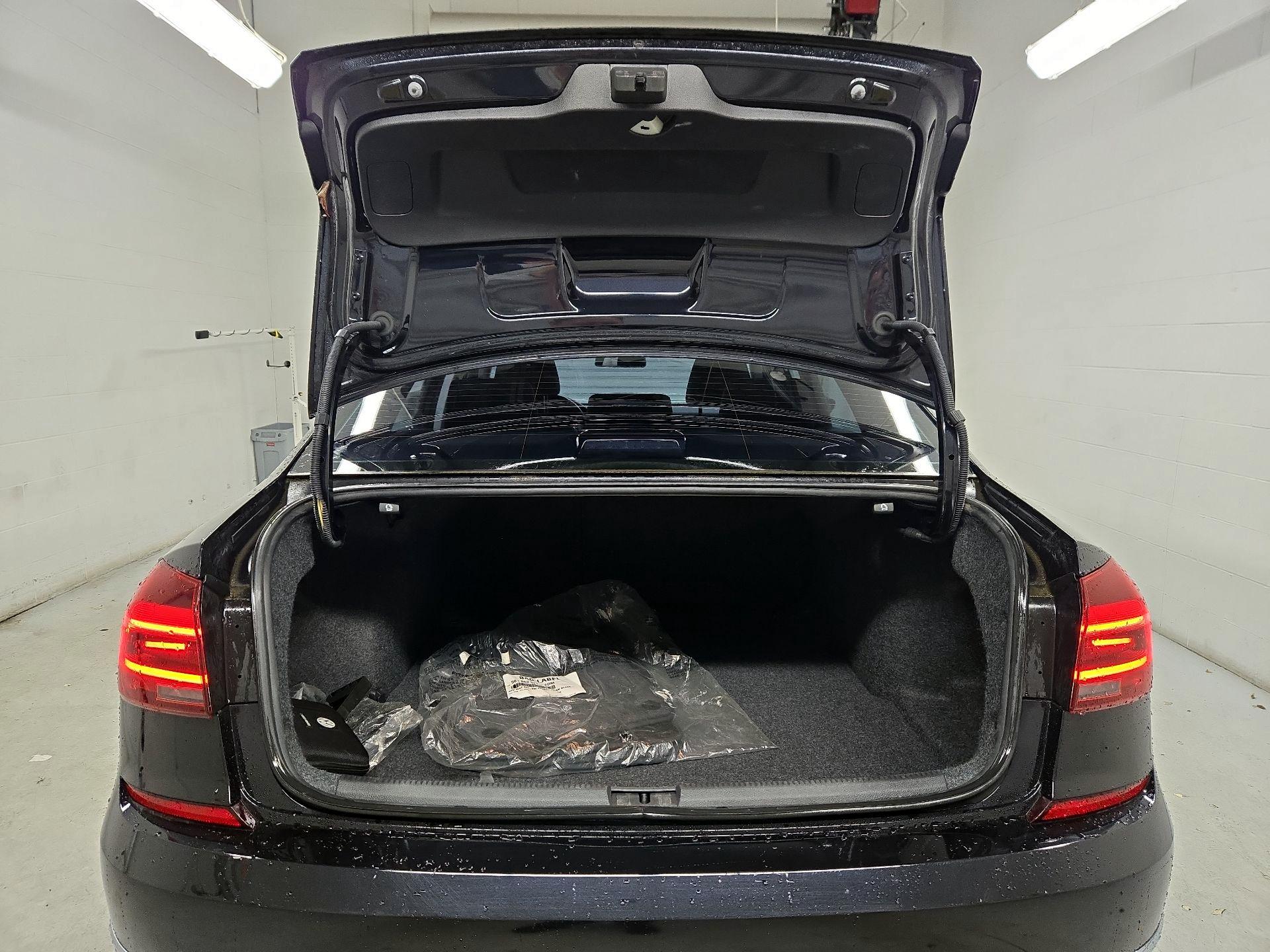 Thumbnail: 2017 Volkswagen Passat - 20