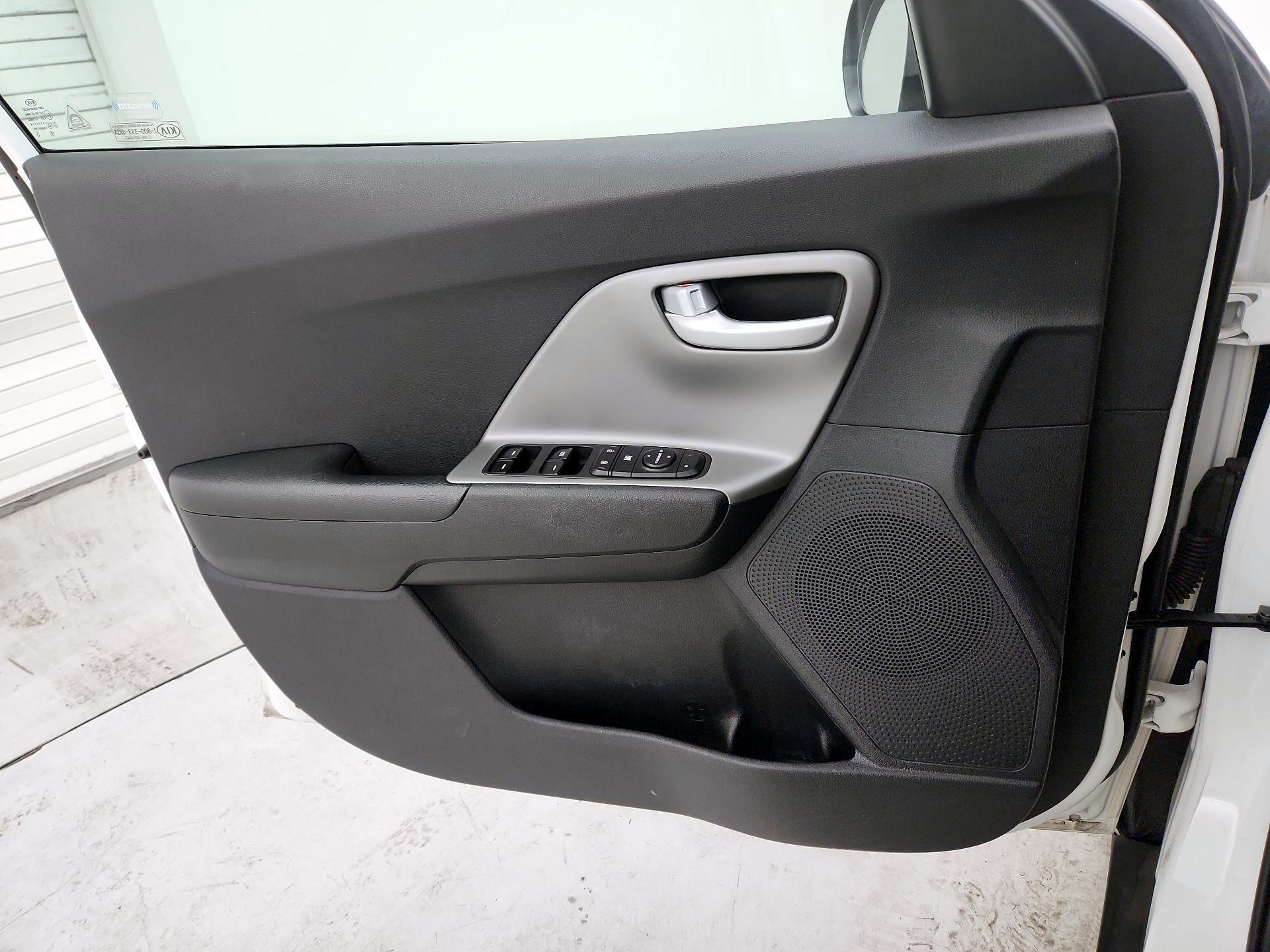 Thumbnail: 2017 Kia Niro - 12