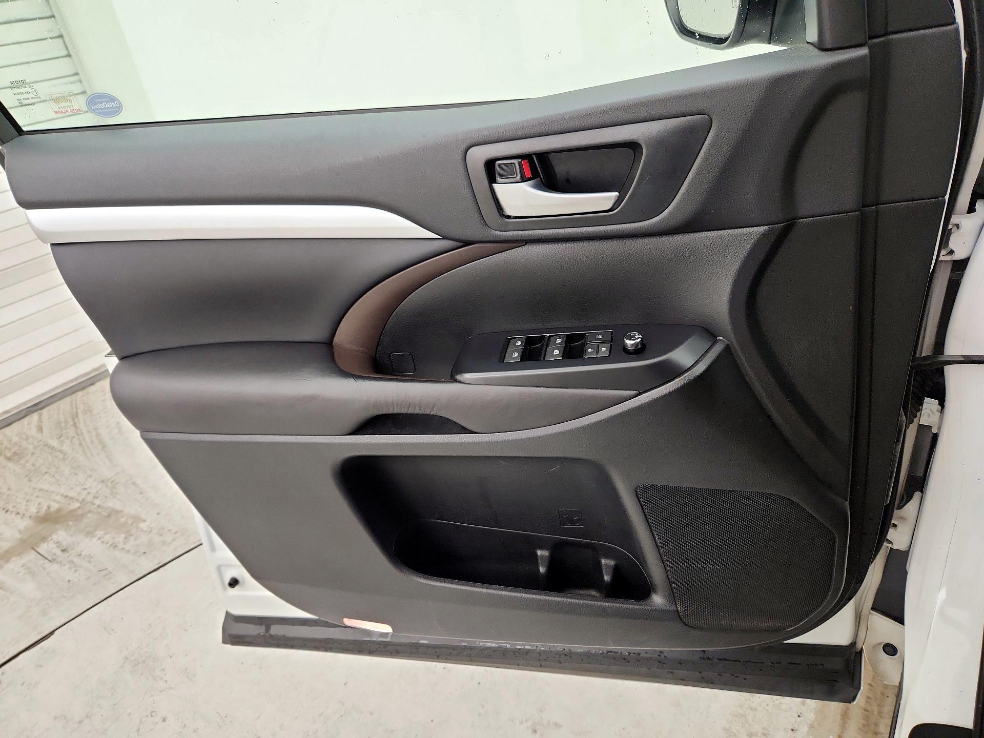 Thumbnail: 2016 Toyota Highlander - 12