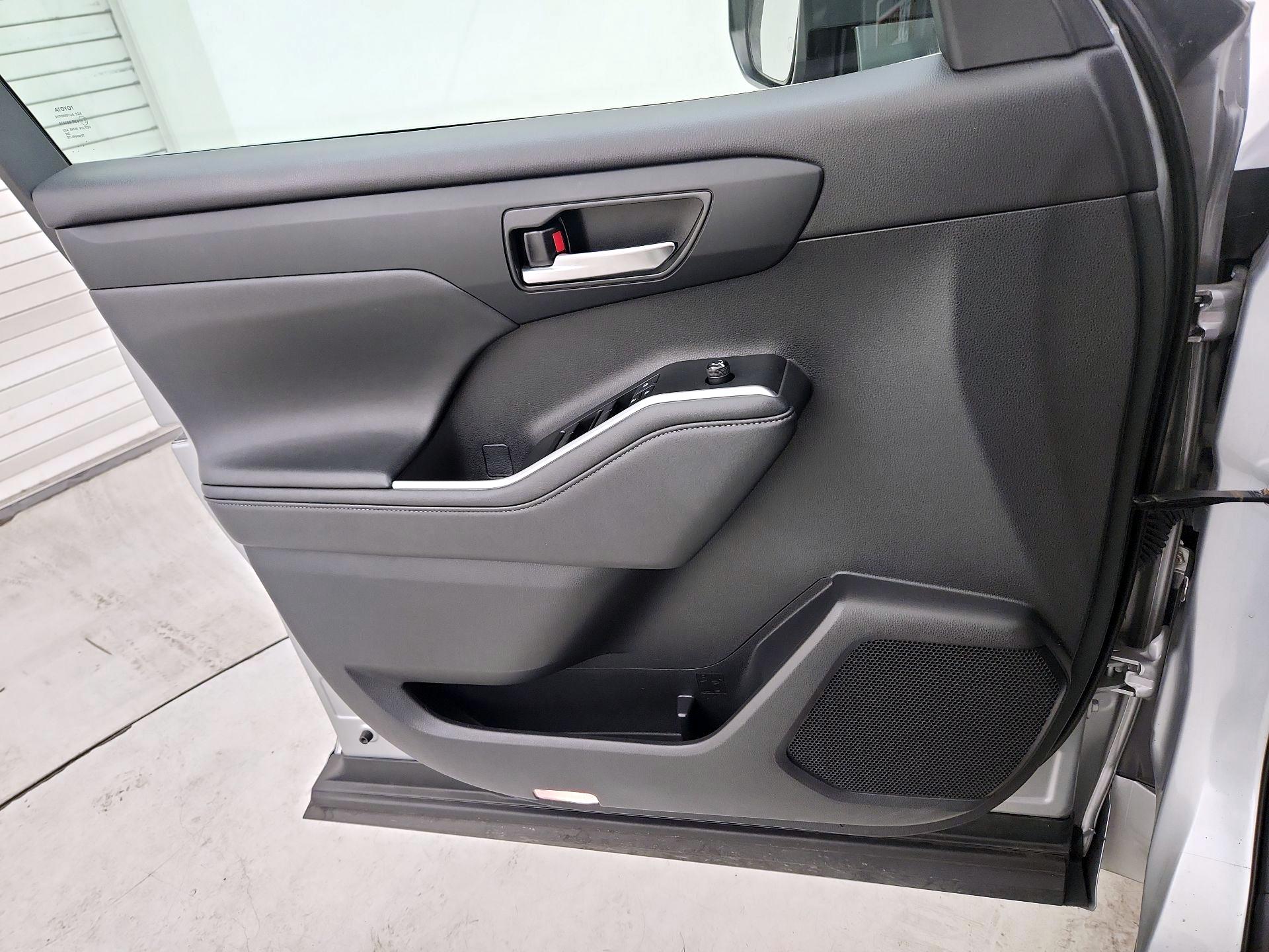 Thumbnail: 2021 Toyota Highlander - 12