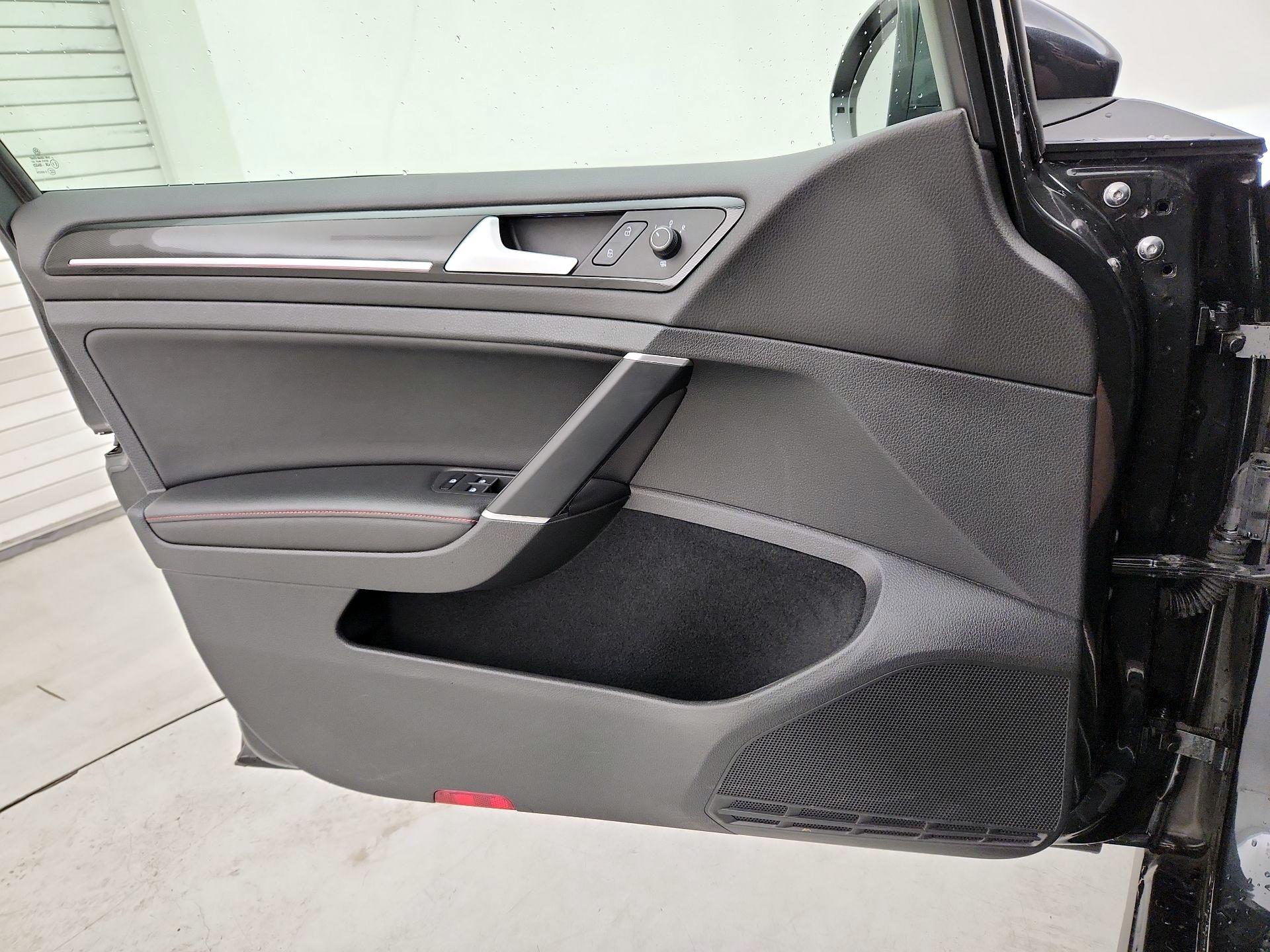 Thumbnail: 2017 Volkswagen Golf - 12