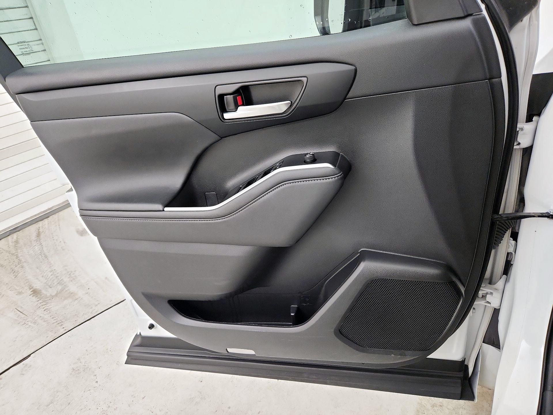 Thumbnail: 2022 Toyota Highlander - 12