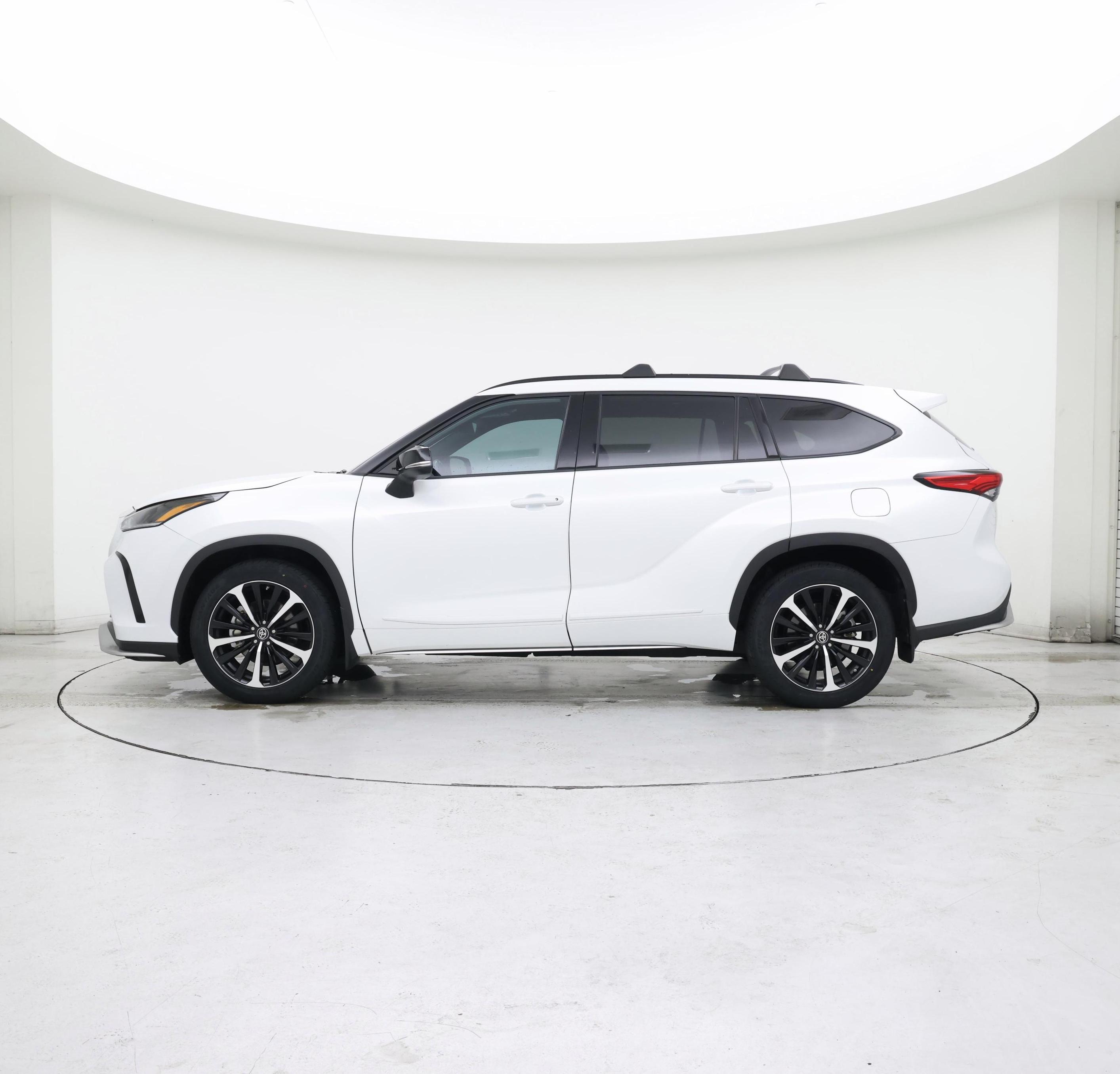 Thumbnail: 2022 Toyota Highlander - 3