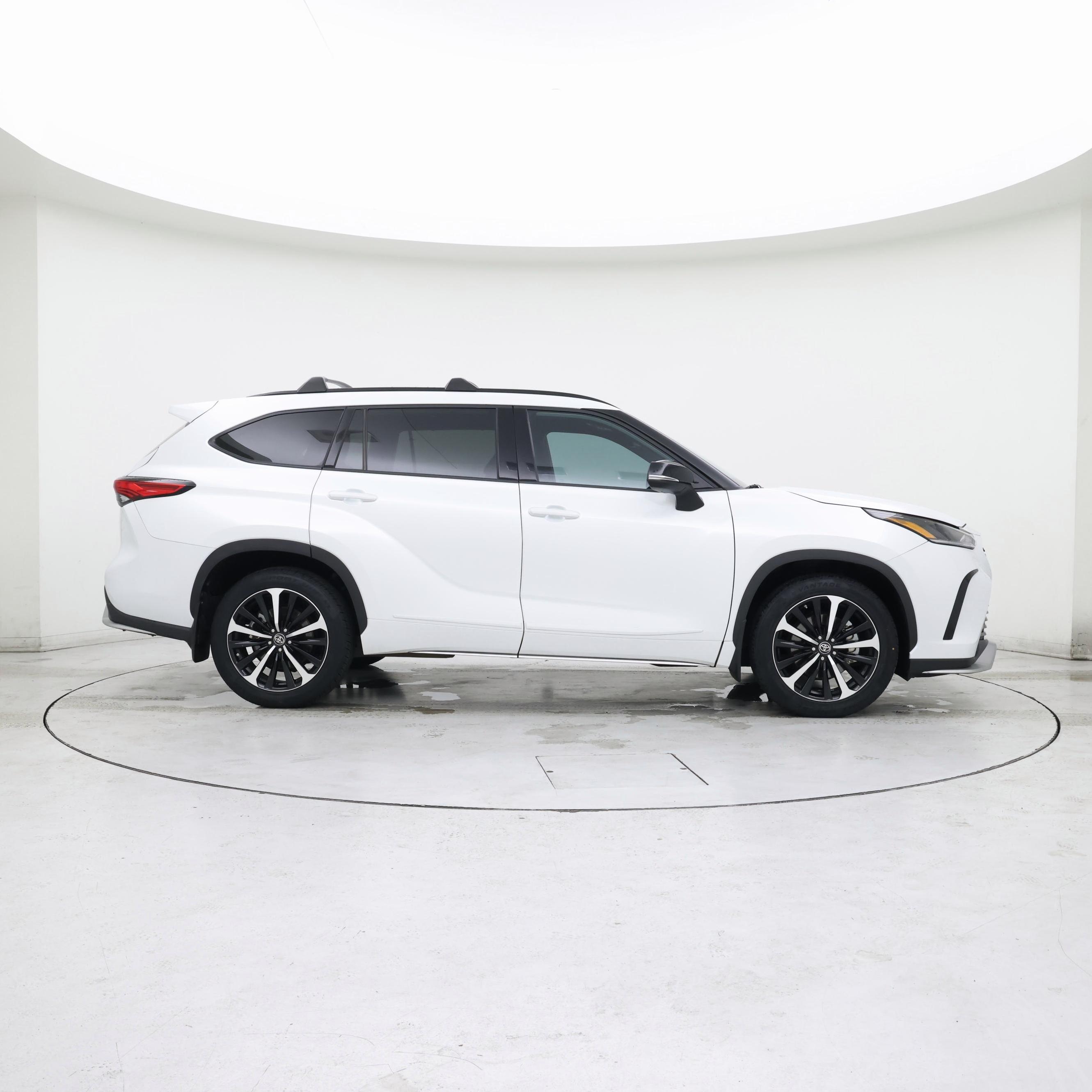 Thumbnail: 2022 Toyota Highlander - 7